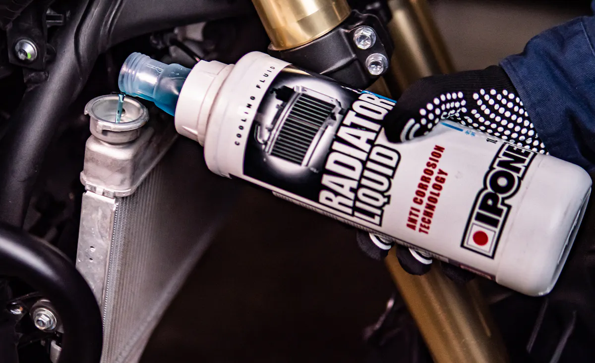 Turnarea lichidului de răcire IPONE într-un radiator de motocicletă
