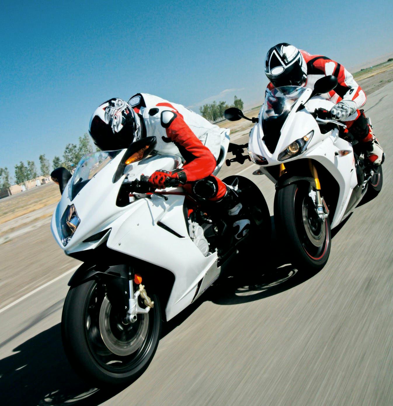 Deux motos sportives en course