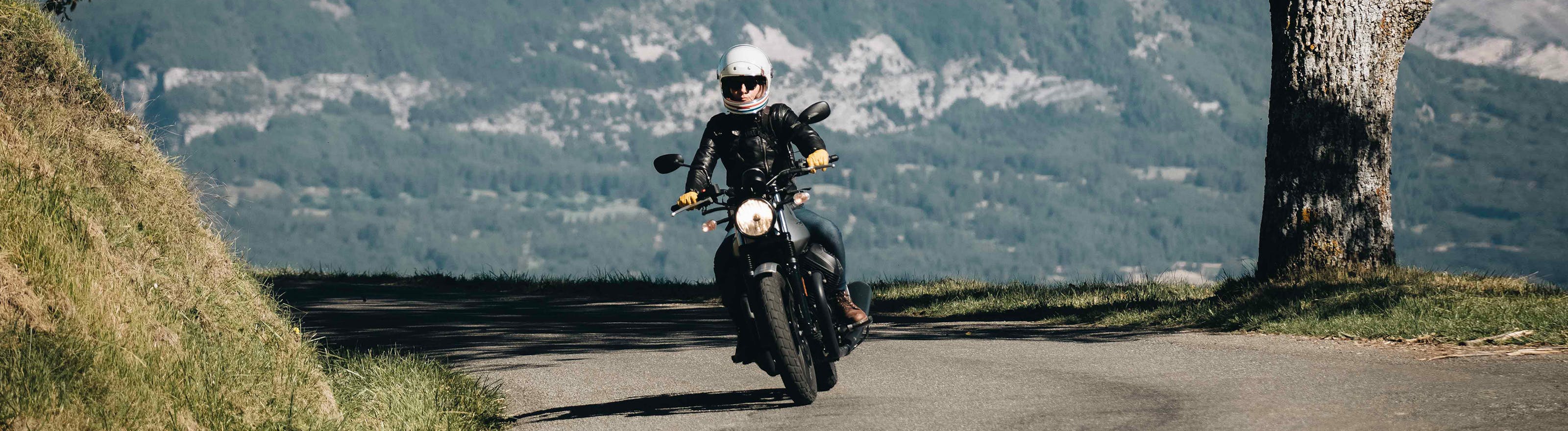 Moto sur la route en montagne