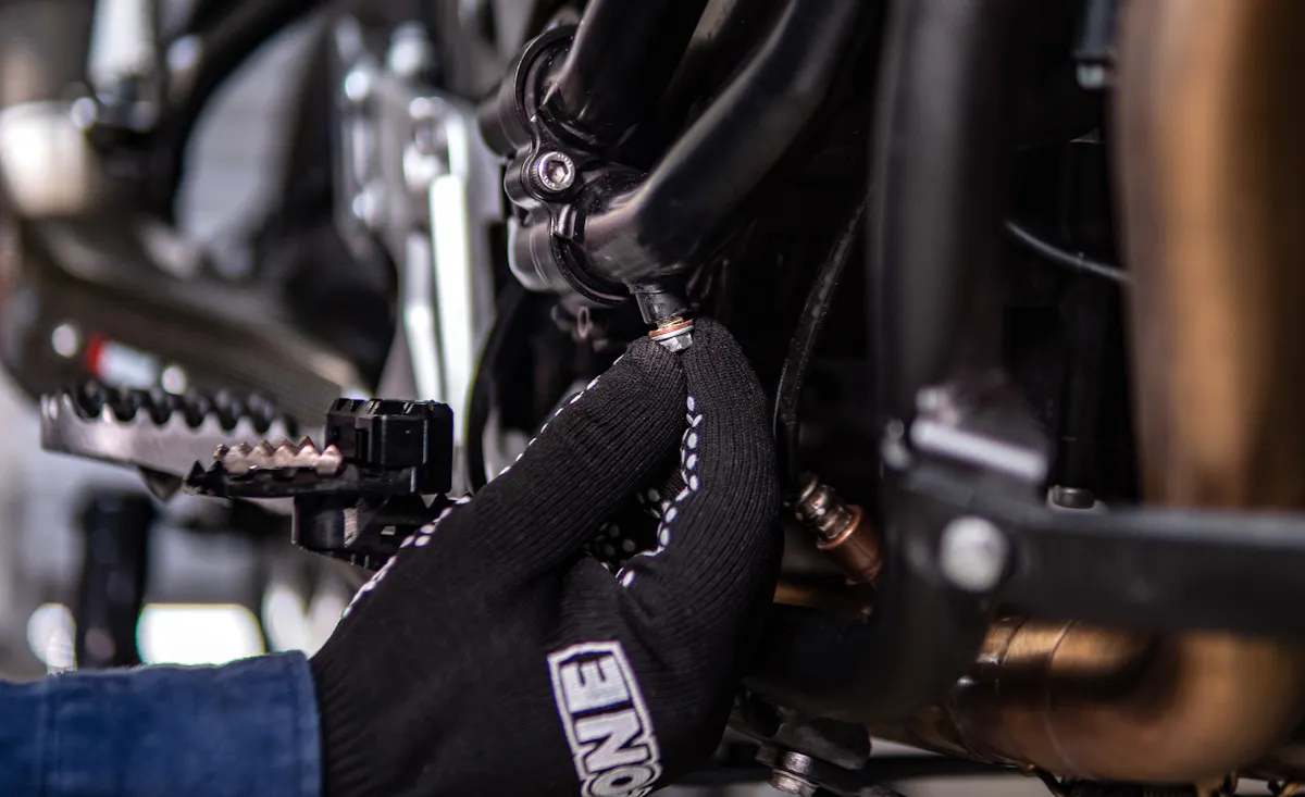 Operație de service la sistemul de răcire al unei motociclete, în imagine oficială IPONE