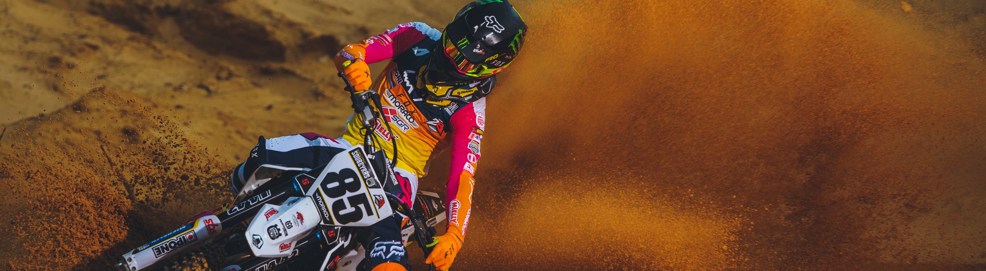 Motocross dans le sable en course