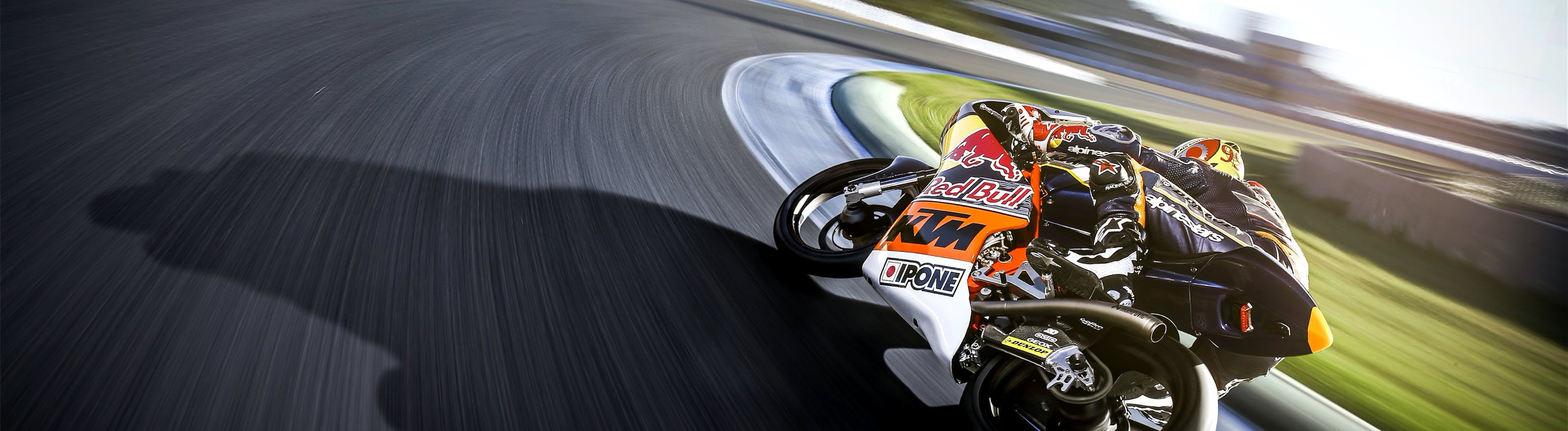 Moto en course sur circuit compétition