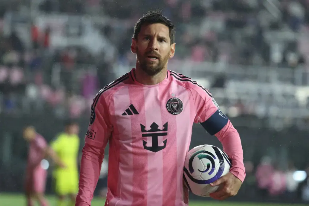 Messi achieves his 900th goal in his career, yet Miami is eliminated.