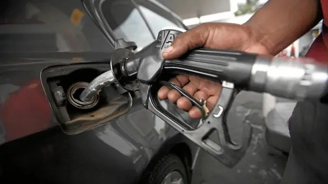 Marketers retain high petrol prices as crude oil crashes to pre-war level