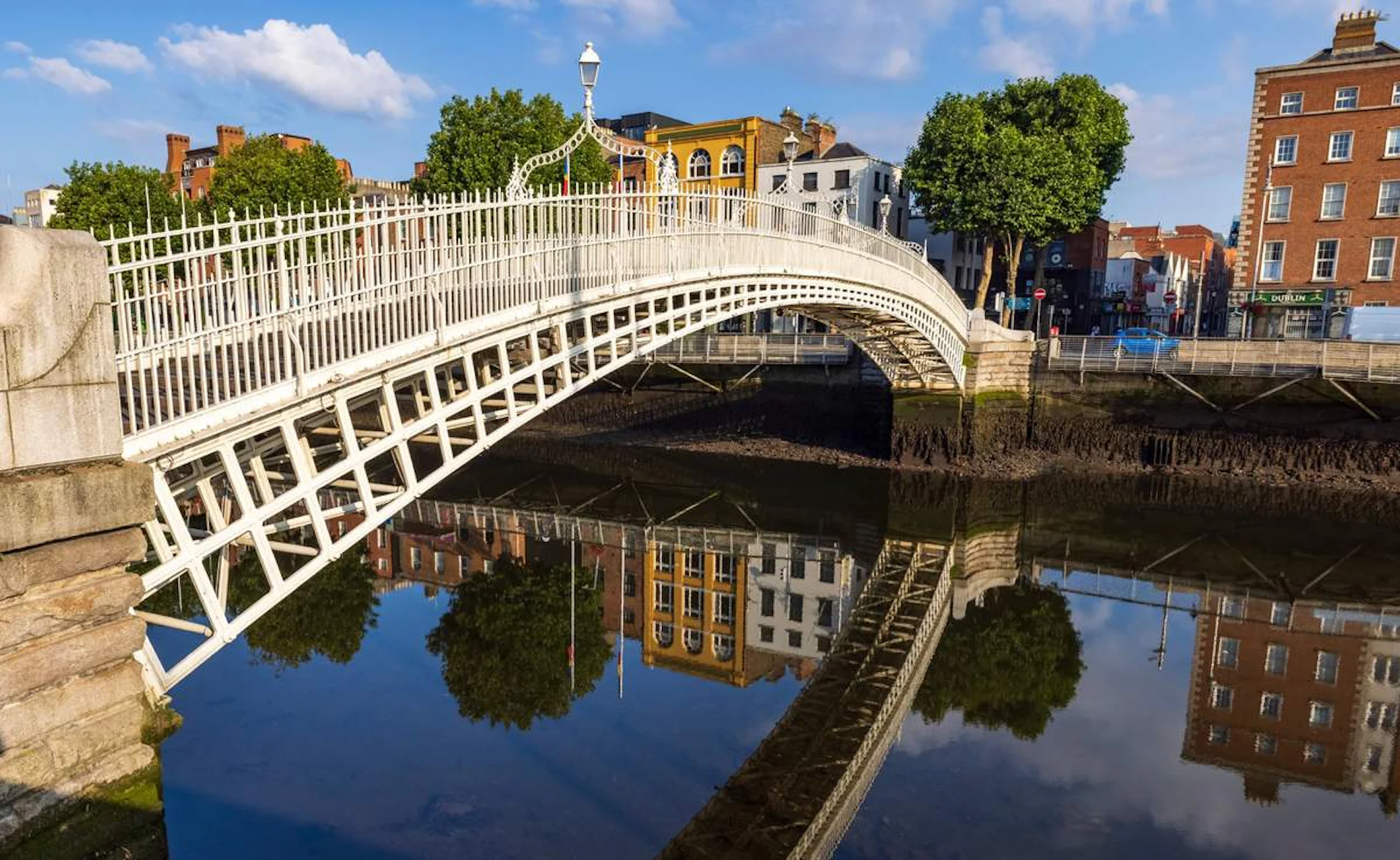 hapenny bridge in dublin ireland
