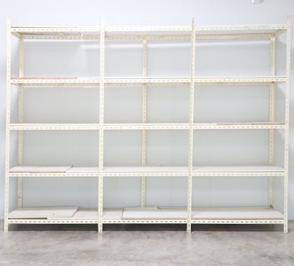 A single slot shelf system