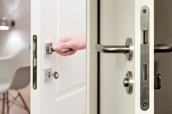 An image of a deadlock and a sashlock