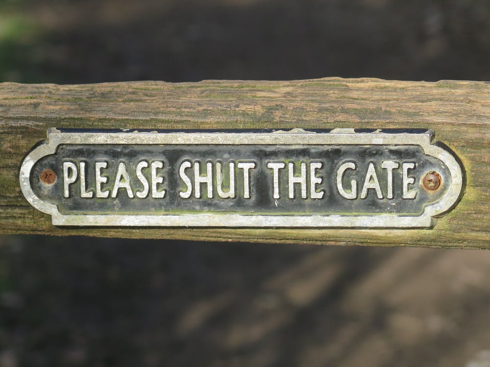 Please Shut The Gate Sign