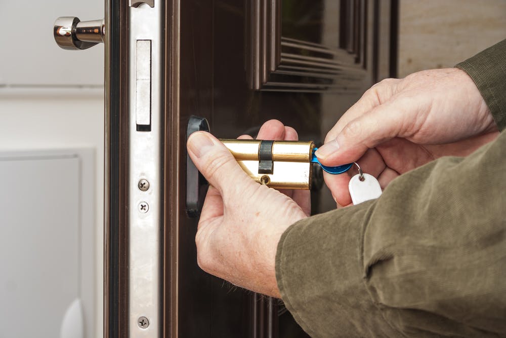 Double cylinder lock