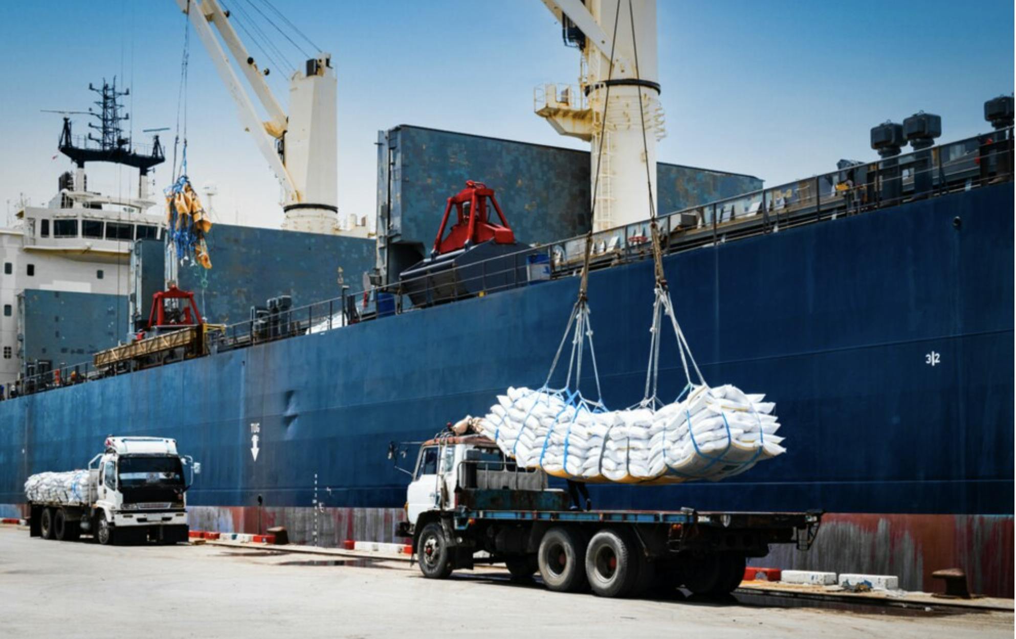 Buscar nuevas rutas para la logística regional significa recalibrar corredores comerciales, aumentar la capacidad de almacenamiento temporal y revisar estrategias de transporte multimodal, especialmente para productos perecederos (Foto: Shutterstock)