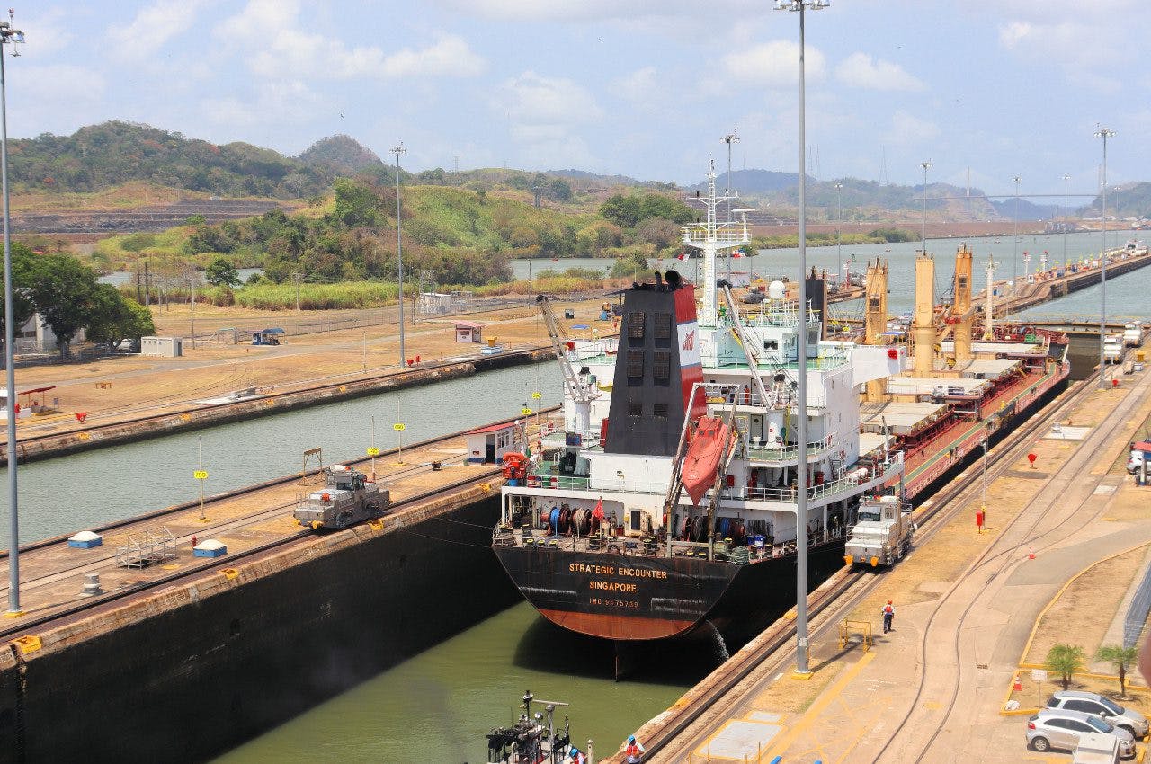 Canal de Panamá aumenta a 27 los tránsitos diarios por leve mejora de los niveles de agua