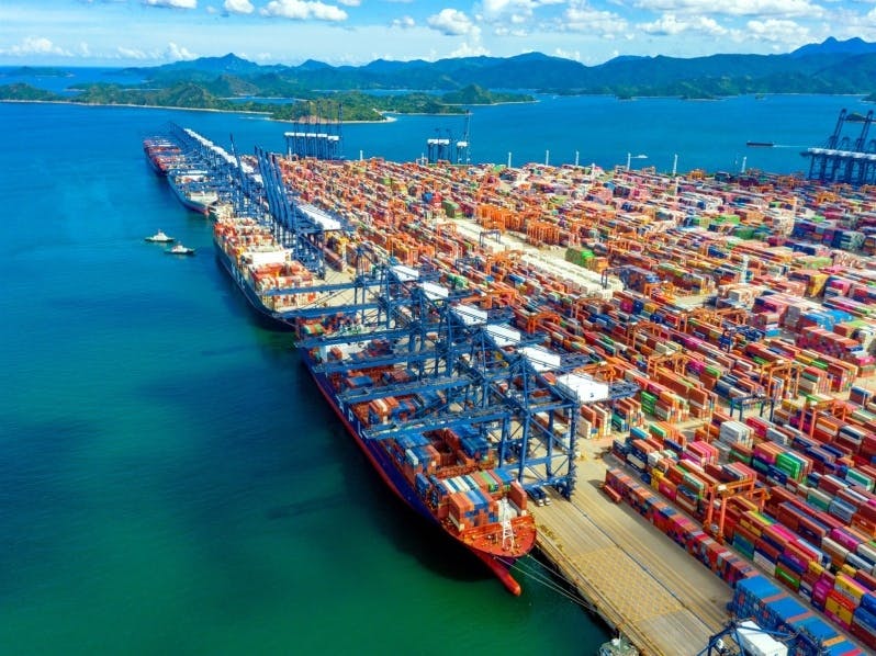 Congestión en puertos de China alcanza peak anual tras gravámenes a buques con vínculos con Estados Unidos