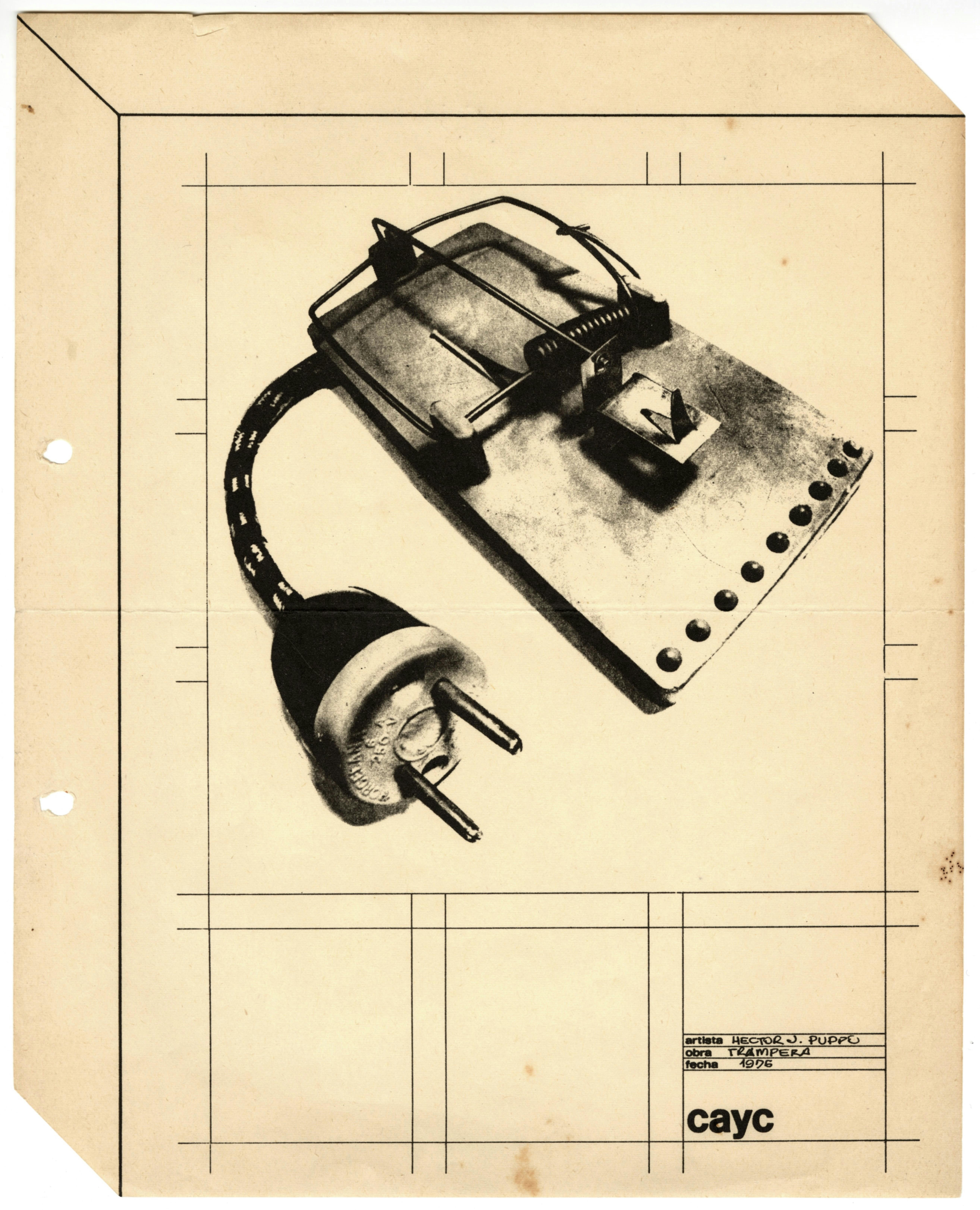 Printed on a piece of white paper is an image of a set mousetrap, from the back of which emerges a short electric cord with a two-prong plug. The bottom left and upper right corners of the paper are cut diagonally, and the page has been printed with black lines such that it appears to be a rectangular prism. On the bottom right corner of the page, a printed rectangle that has been filled out by hand reads: “Artista: Hector J. Puppo; Obra: Trampera; Fecha: 1976.” Below it is the logo of the CAYC.