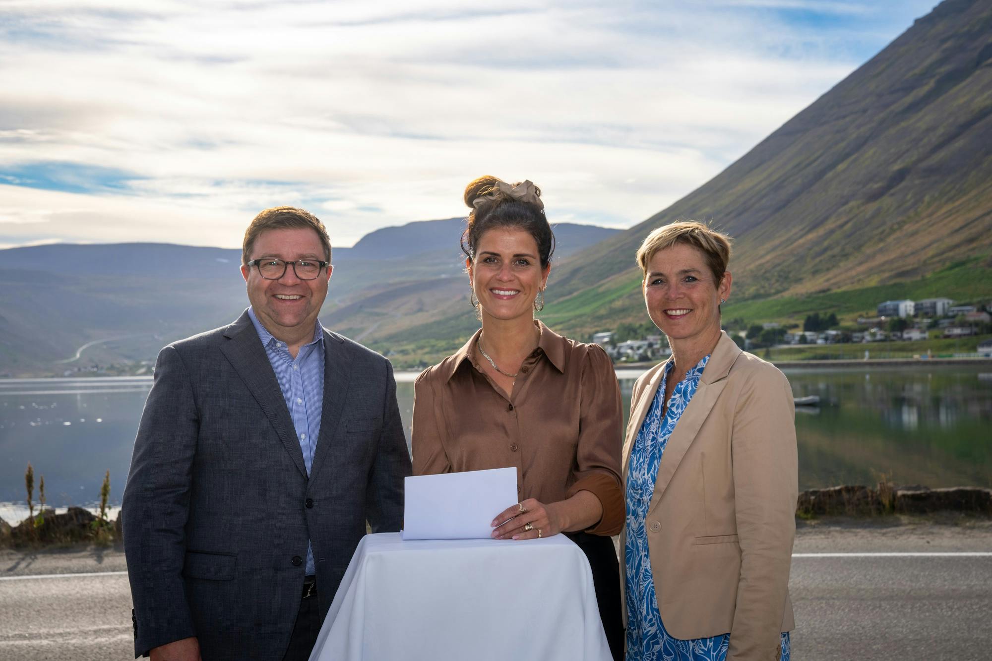 Frá undirritun samningsins á Ísafirði. Pétur Þ. Óskarsson, Þórdís Kolbrún Gylfadóttir Reykfjörð og Hildur Árnadóttir