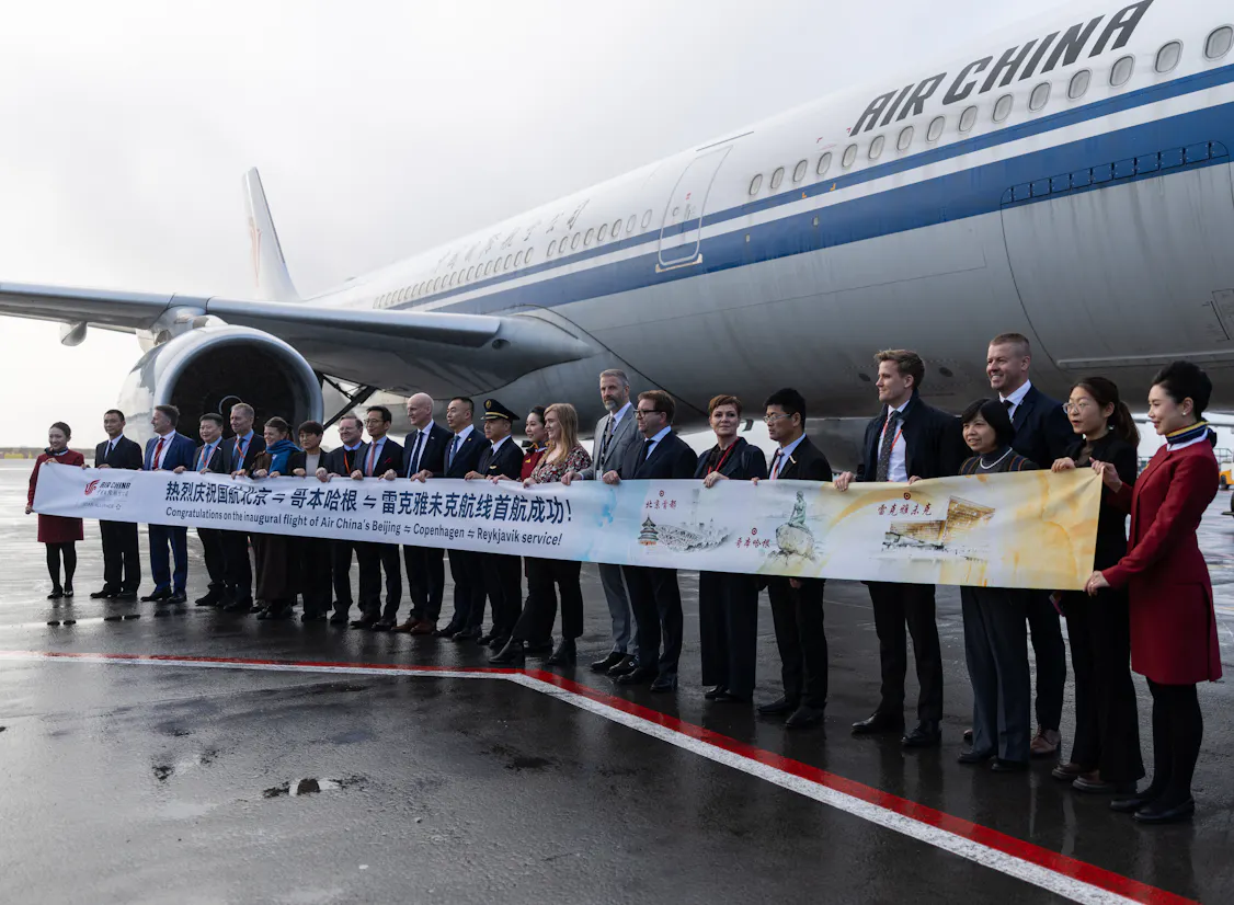Fulltrúar frá Íslandi og Air China við komuna til Íslands
