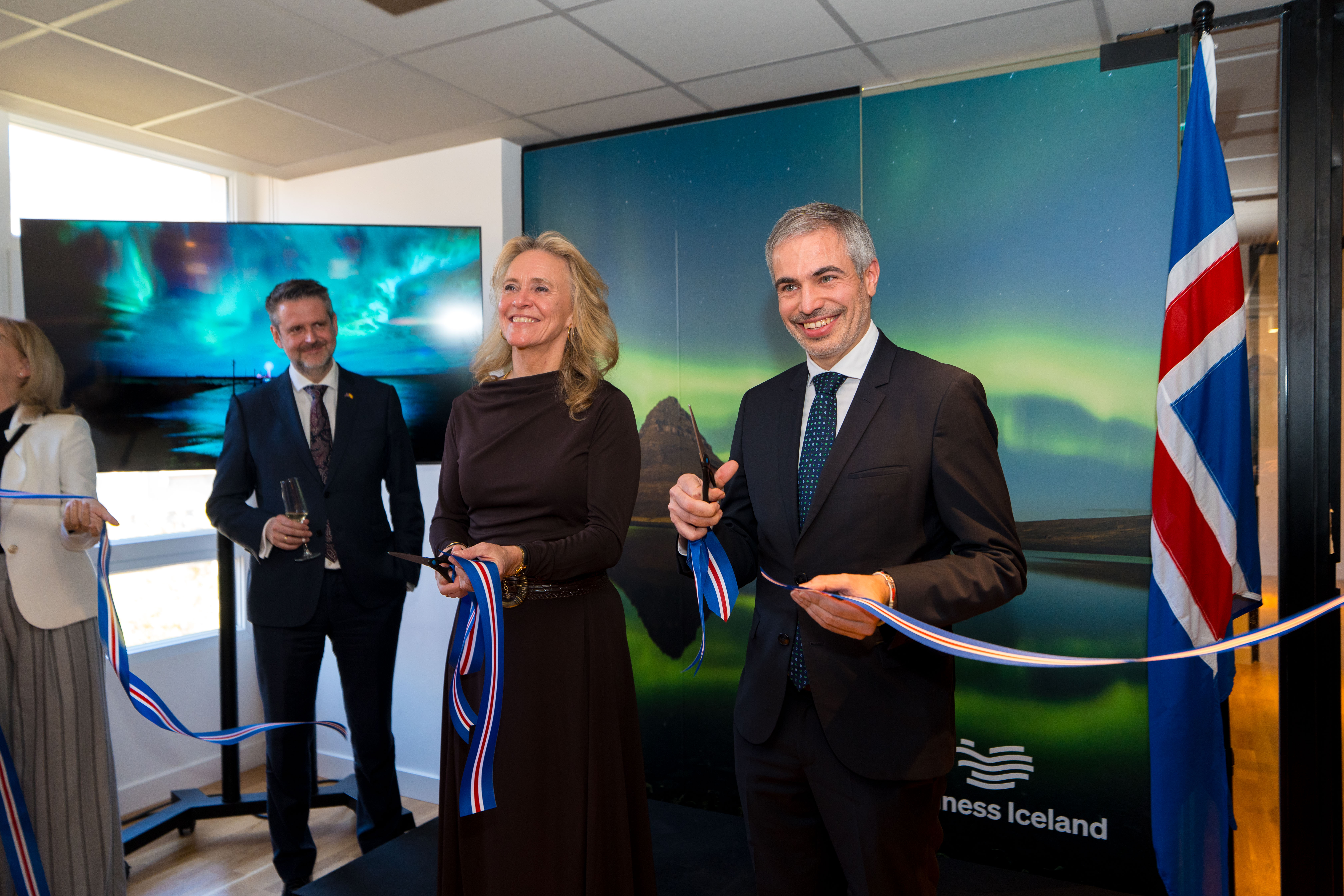 Þorgerður Katrín Gunnarsdóttir, utanríkisráðherra Íslands, og José Manuel Albares, utanríkisráðherra Spánar, klippa á borðann og marka formlega opnun sendiráðs Íslands í Madríd.