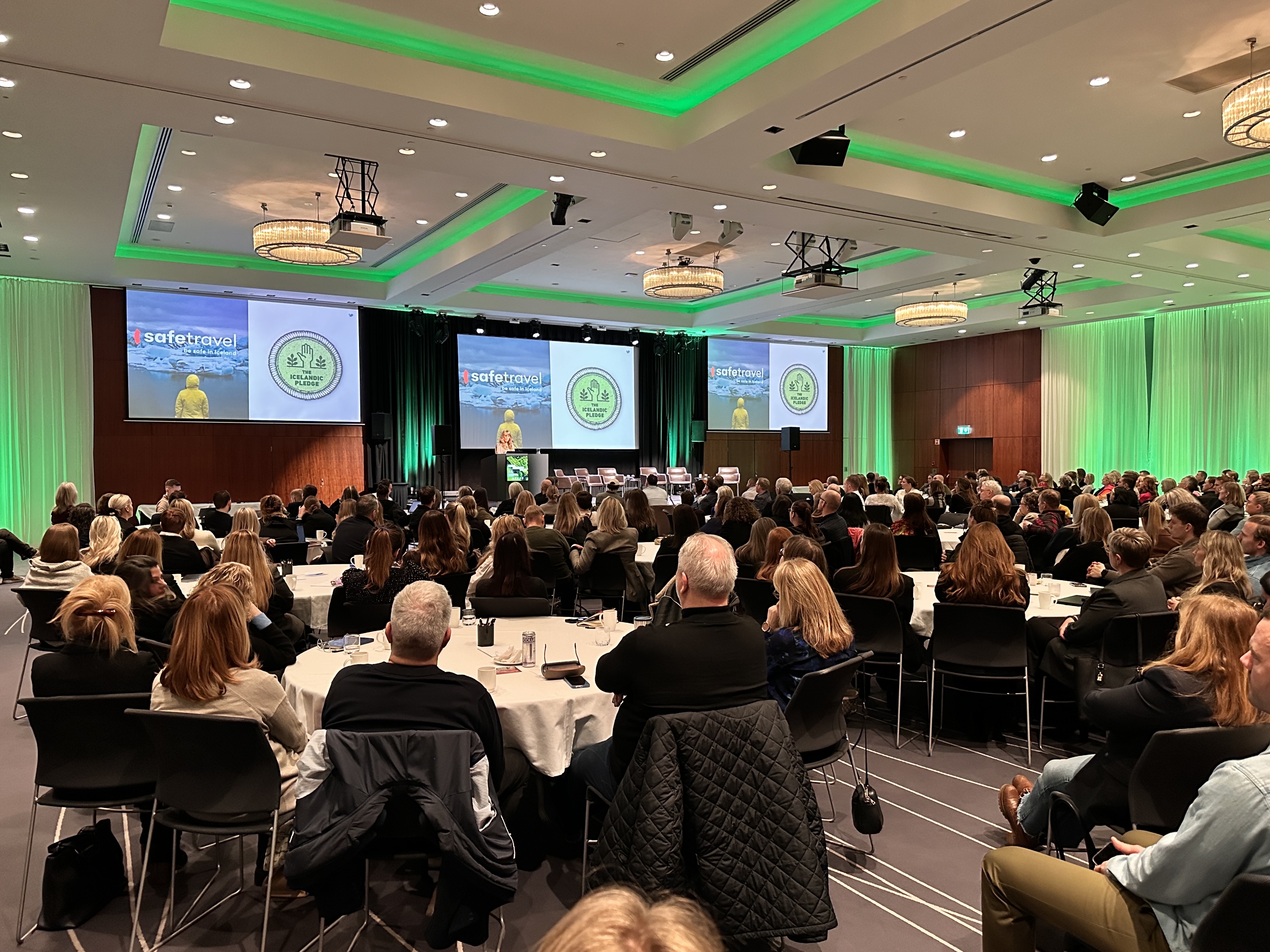 Gestir sitja í sal á Markaðssamtali ferðaþjónustunnar á Hilton Reykjavík Nordica, þar sem fjallað er um markaðssetningu Íslands sem áfangastaðar.