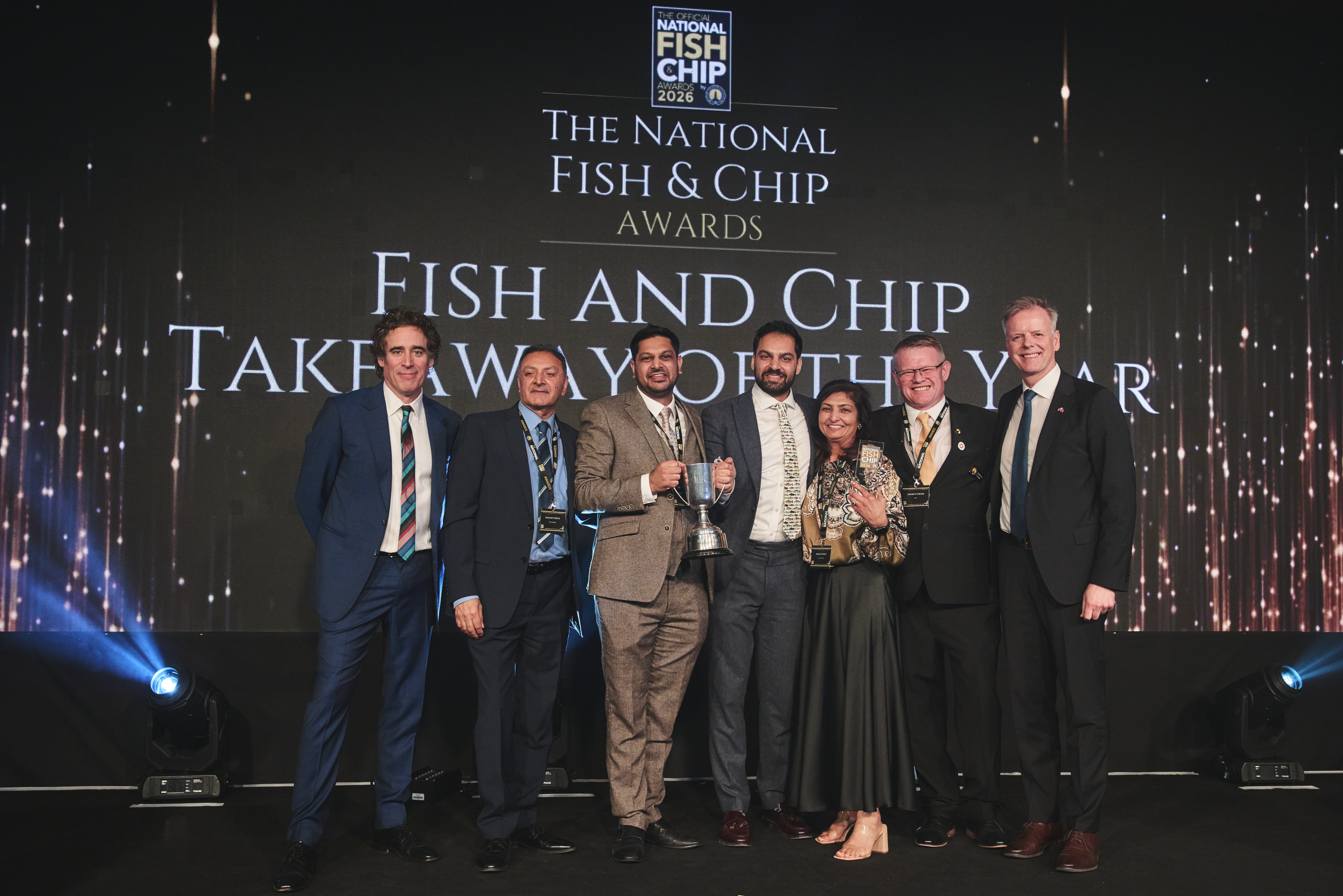 Sigurvegarar í flokknum Takeaway of the year taka á móti verðlaunum á Fish and Chip Awards 2025
