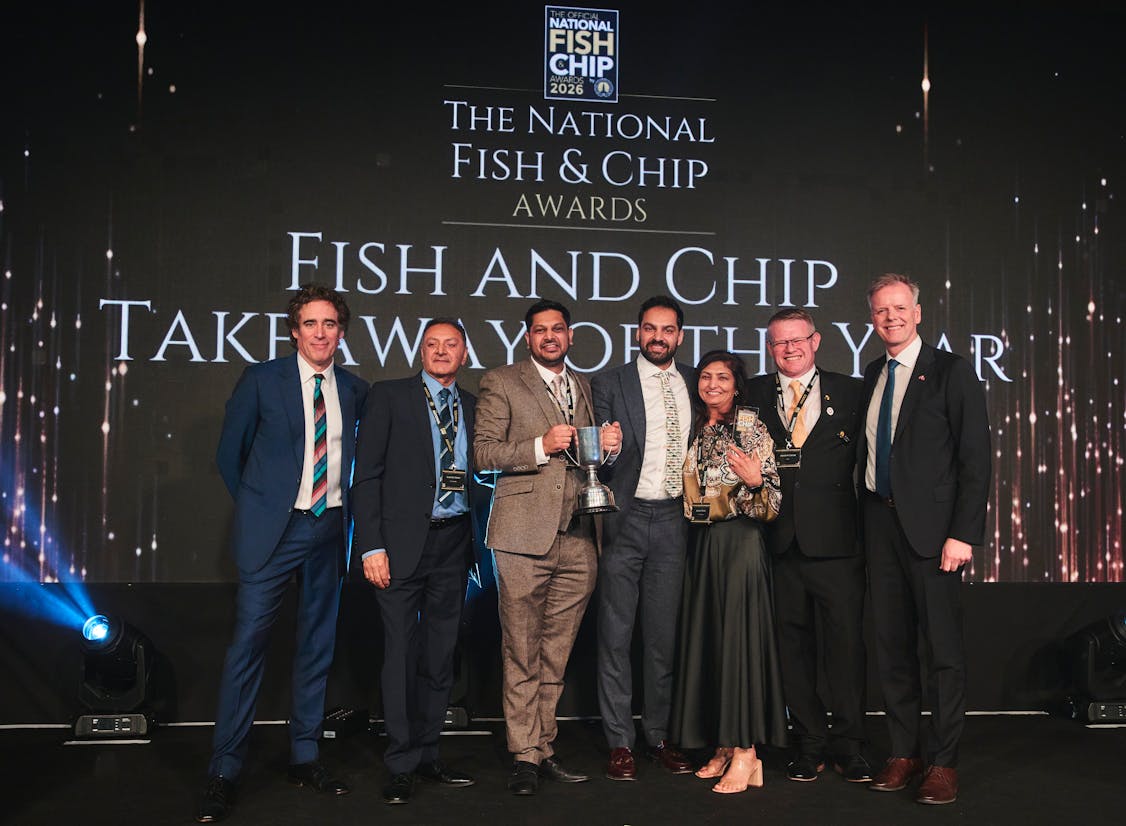 Sigurvegarar í flokknum Takeaway of the year taka á móti verðlaunum á Fish and Chip Awards 2025