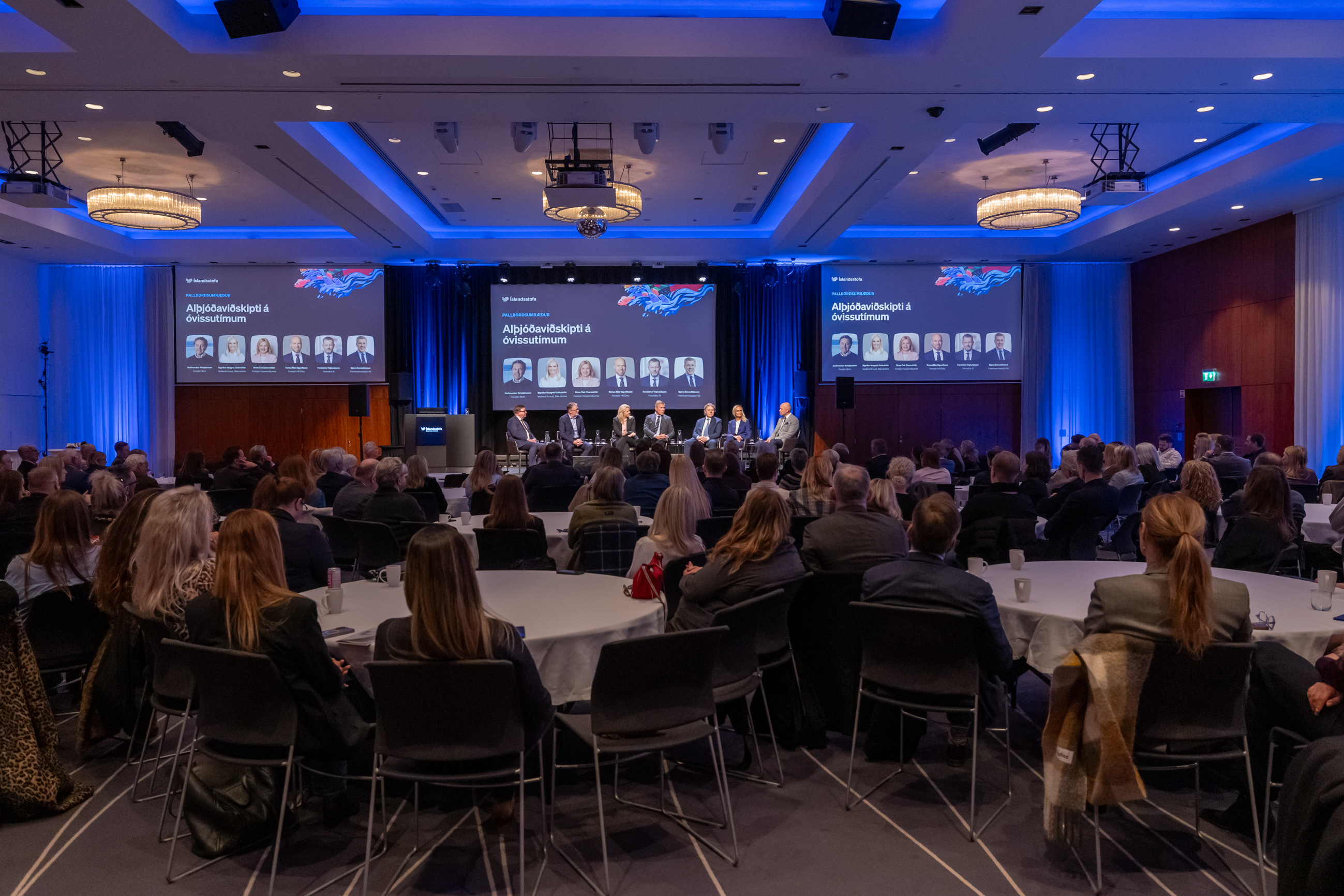 Gestir á ársfundi Íslandsstofu í sal á Hilton með panelþáttakendur í baksýn 