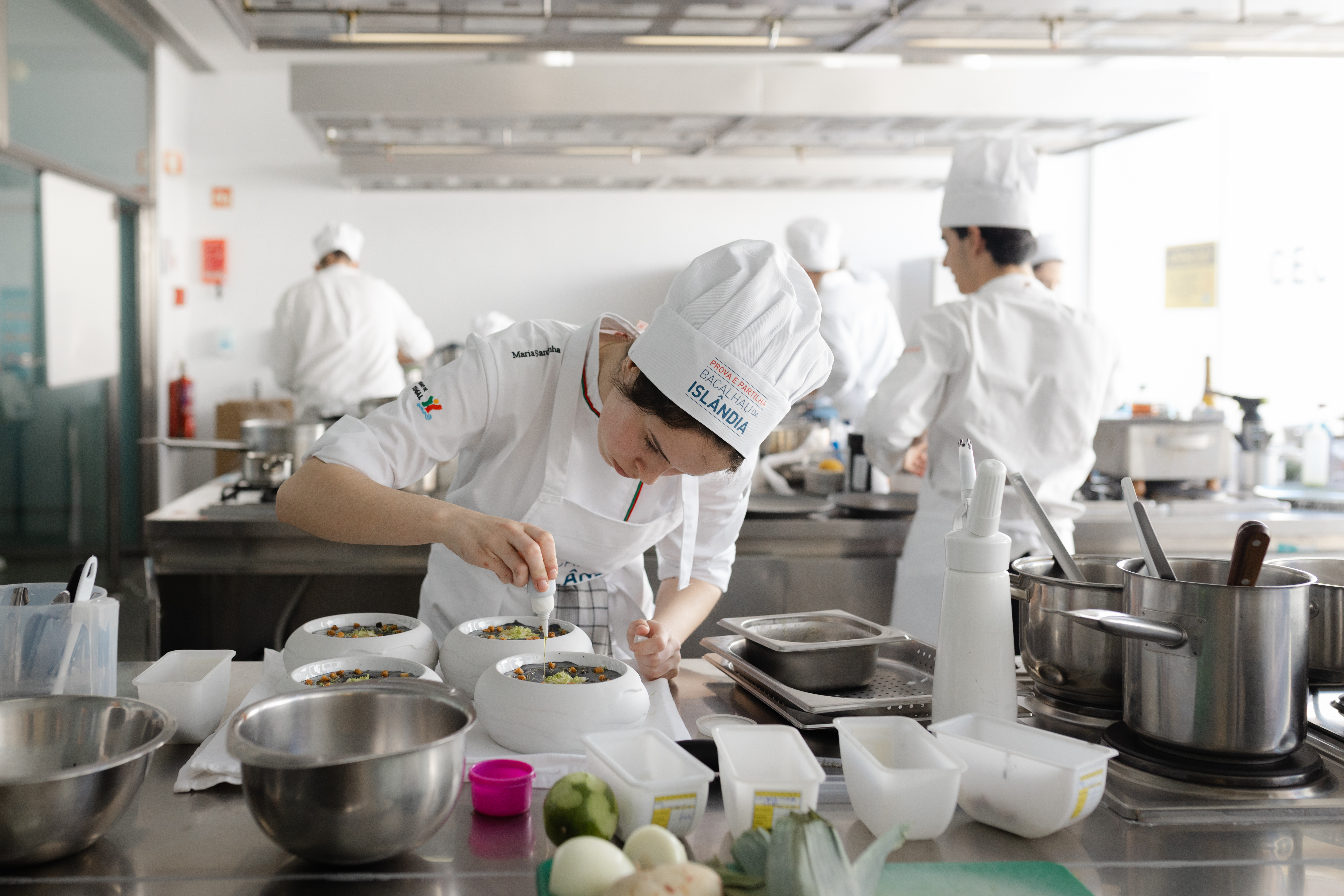 Keppandi verkar saltfisk í Cecbi keppninni í Portúgal 2026