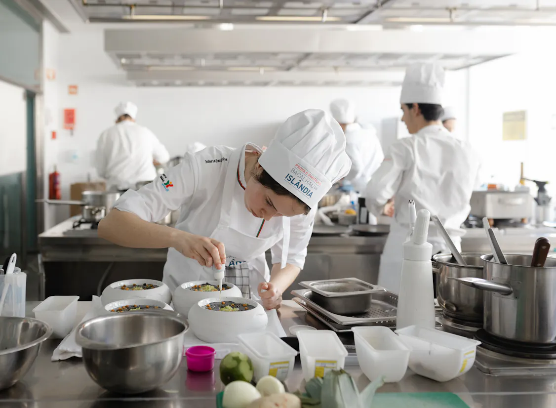 Keppandi verkar saltfisk í Cecbi keppninni í Portúgal 2026