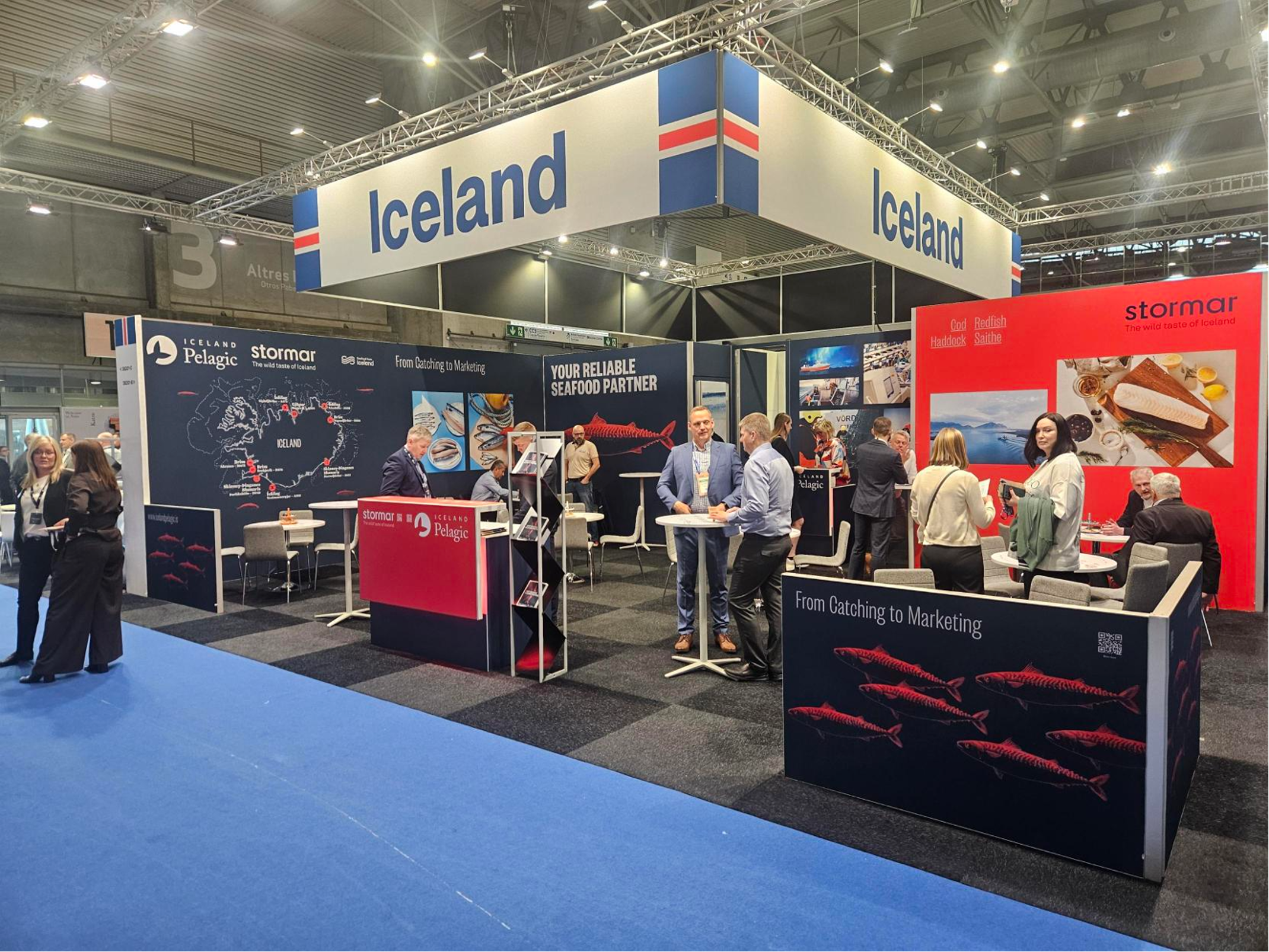 Fólk á bás Íslands á sjávarútvegssýningunni í Barcelona