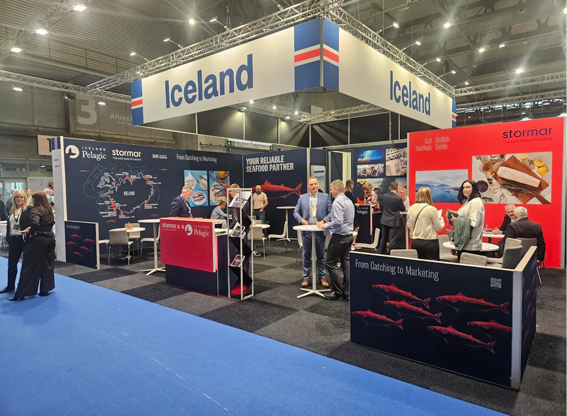 Fólk á bás Íslands á sjávarútvegssýningunni í Barcelona
