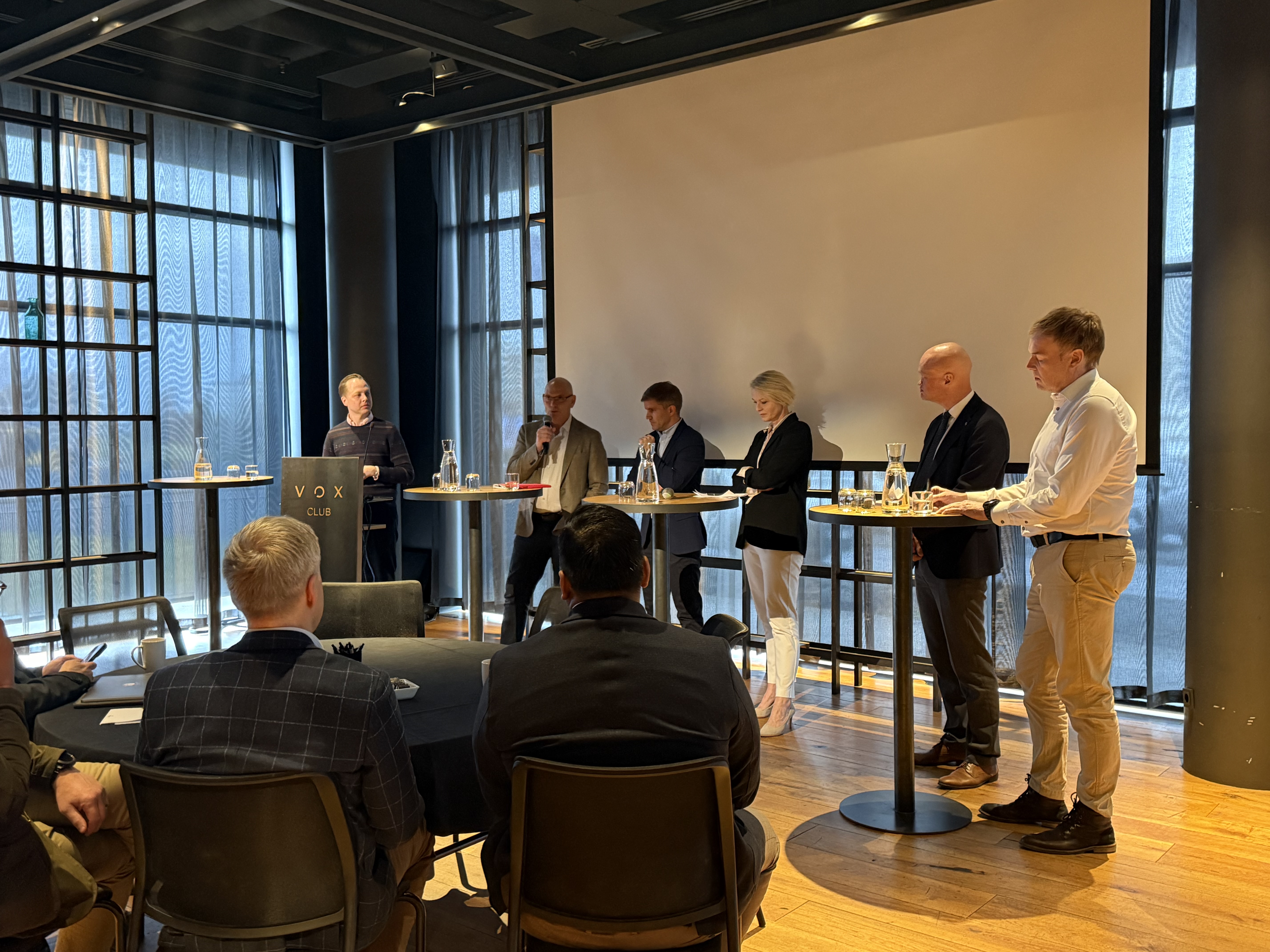 Þátttakendur í pallborði á fundi um tækni með tvíþætt notagildi í tengslum við Iceland Innovation Week