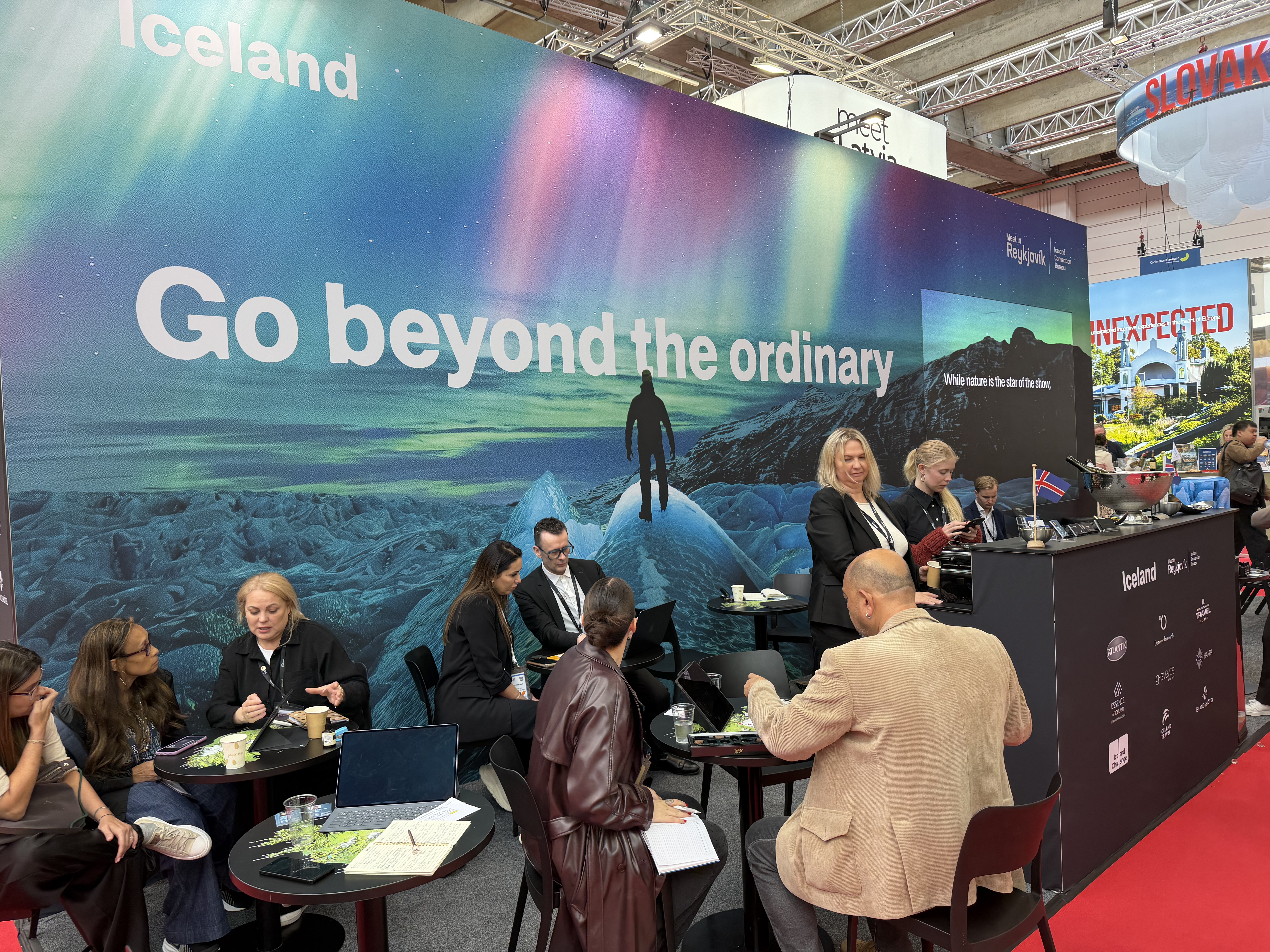 Þátttakendur og gestir á bási Meet in Reykjavik á Imex 2026