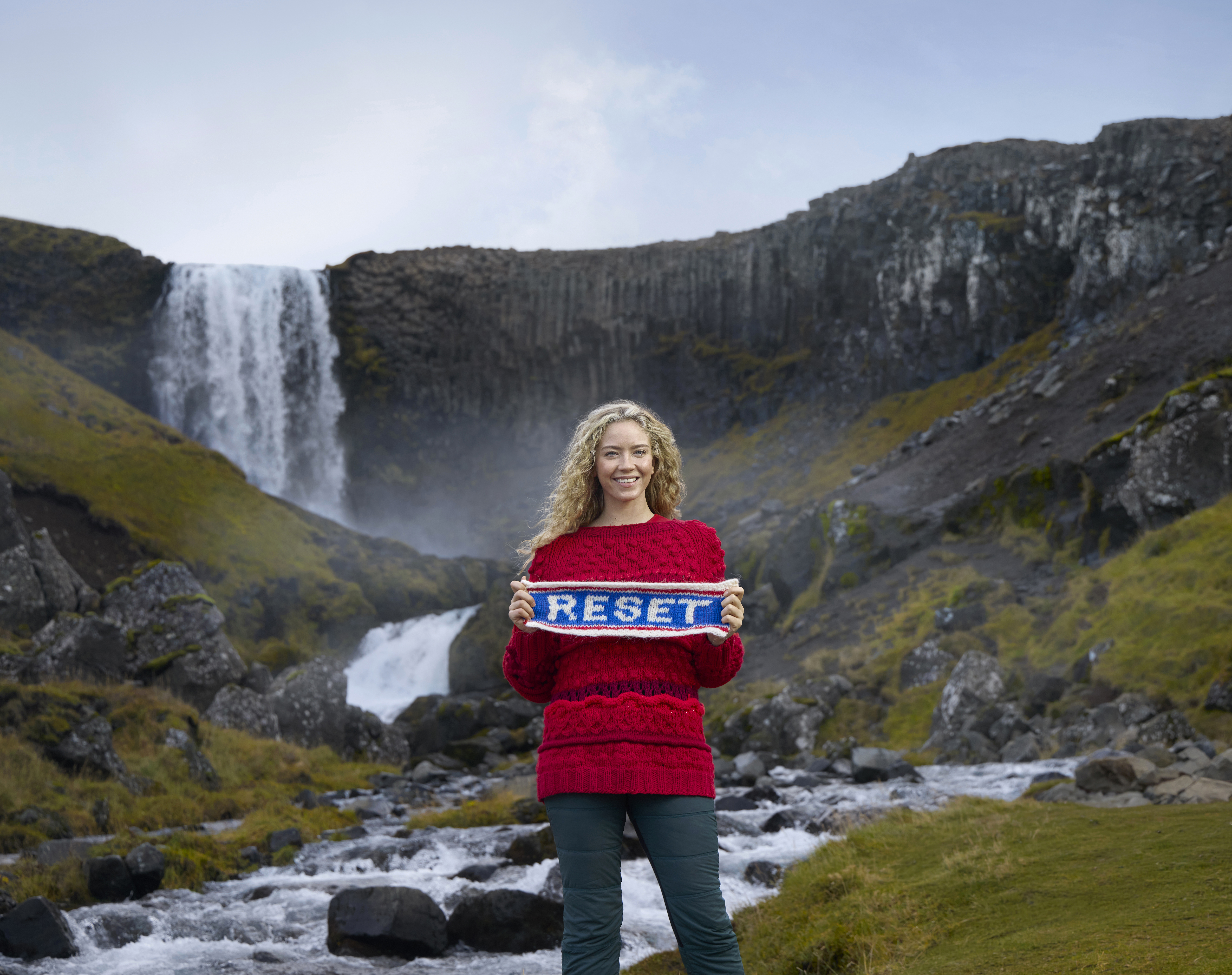 Salka Sól í rauðri peysu