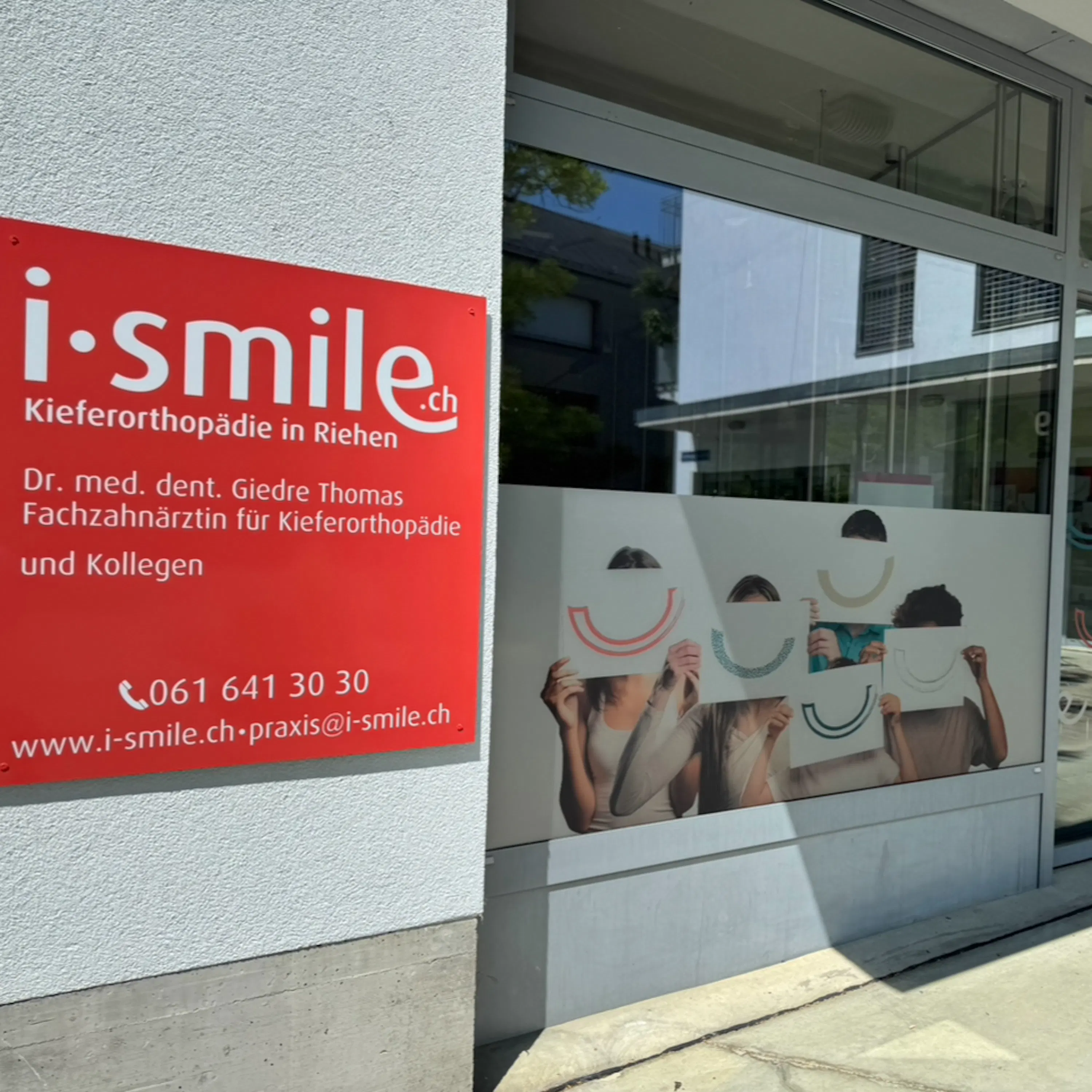 Moderne Praxis für Kieferorthopädie i-smile in Riehen