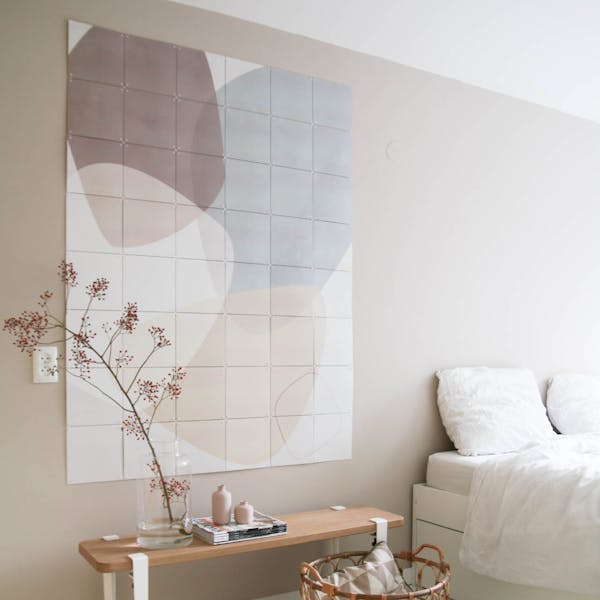 Abstracte wanddecoratie van Mareike Böhmer in een slaapkamer in natuurlijke tinten