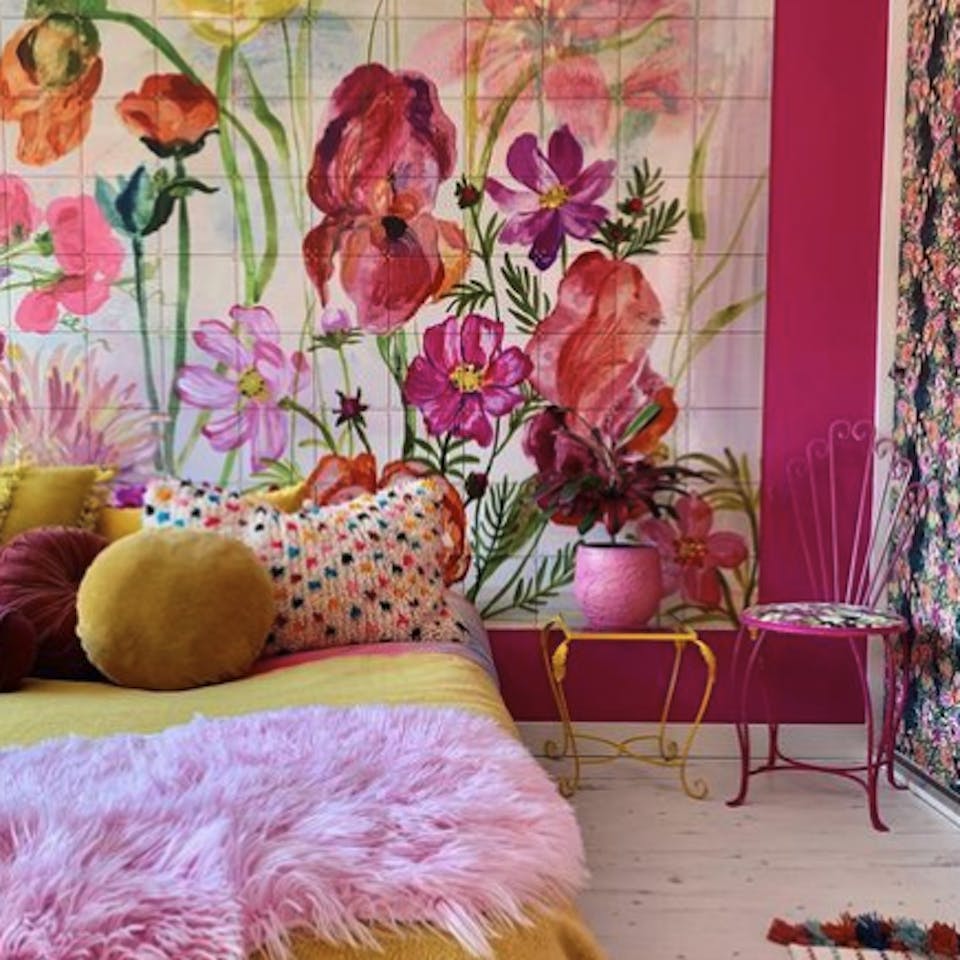 Flower Garden door Nathalie Lété groot aan de muur in een kleurrijke slaapkamer met roze muur en geel bedovertrek