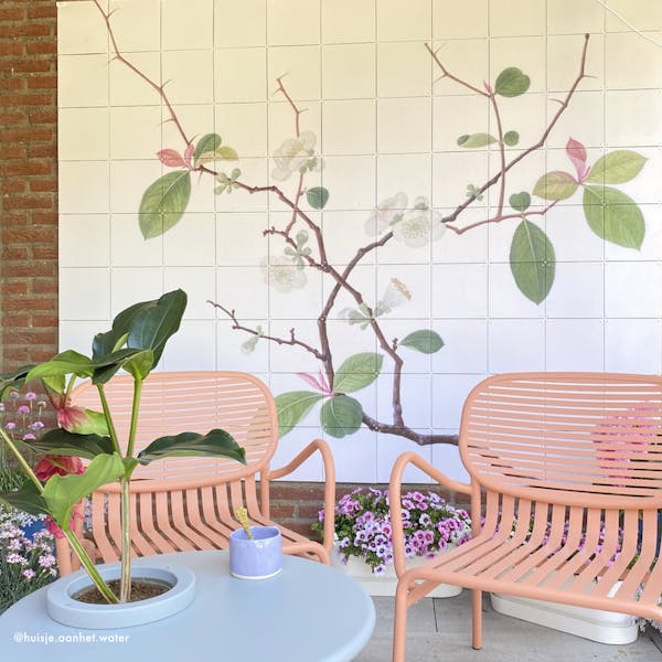 Wanddecoratie met bloesemprint in de tuin