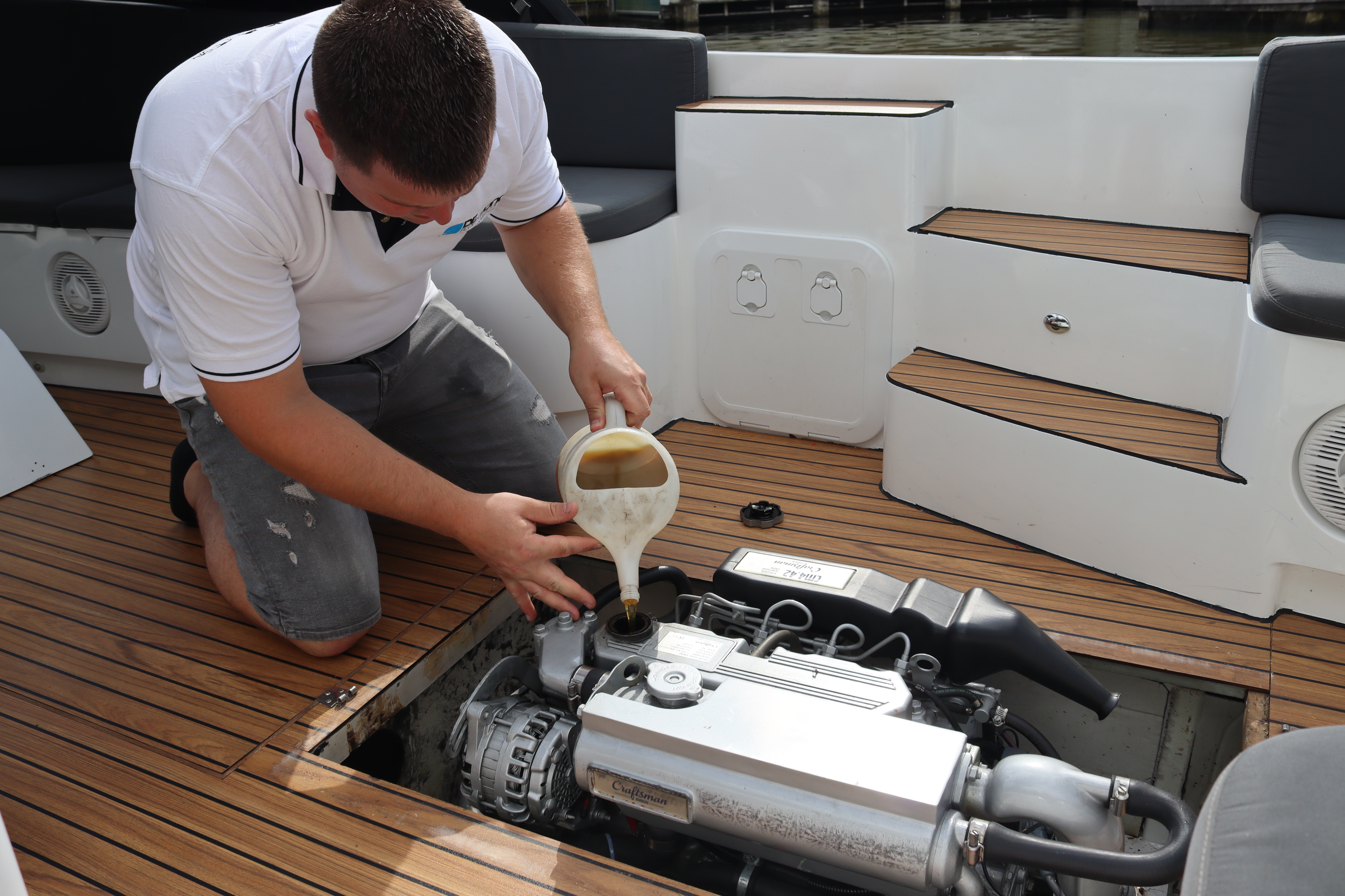 De Jong Jachtservice vult olie bij aan Craftsman Marine scheepsmotor 
