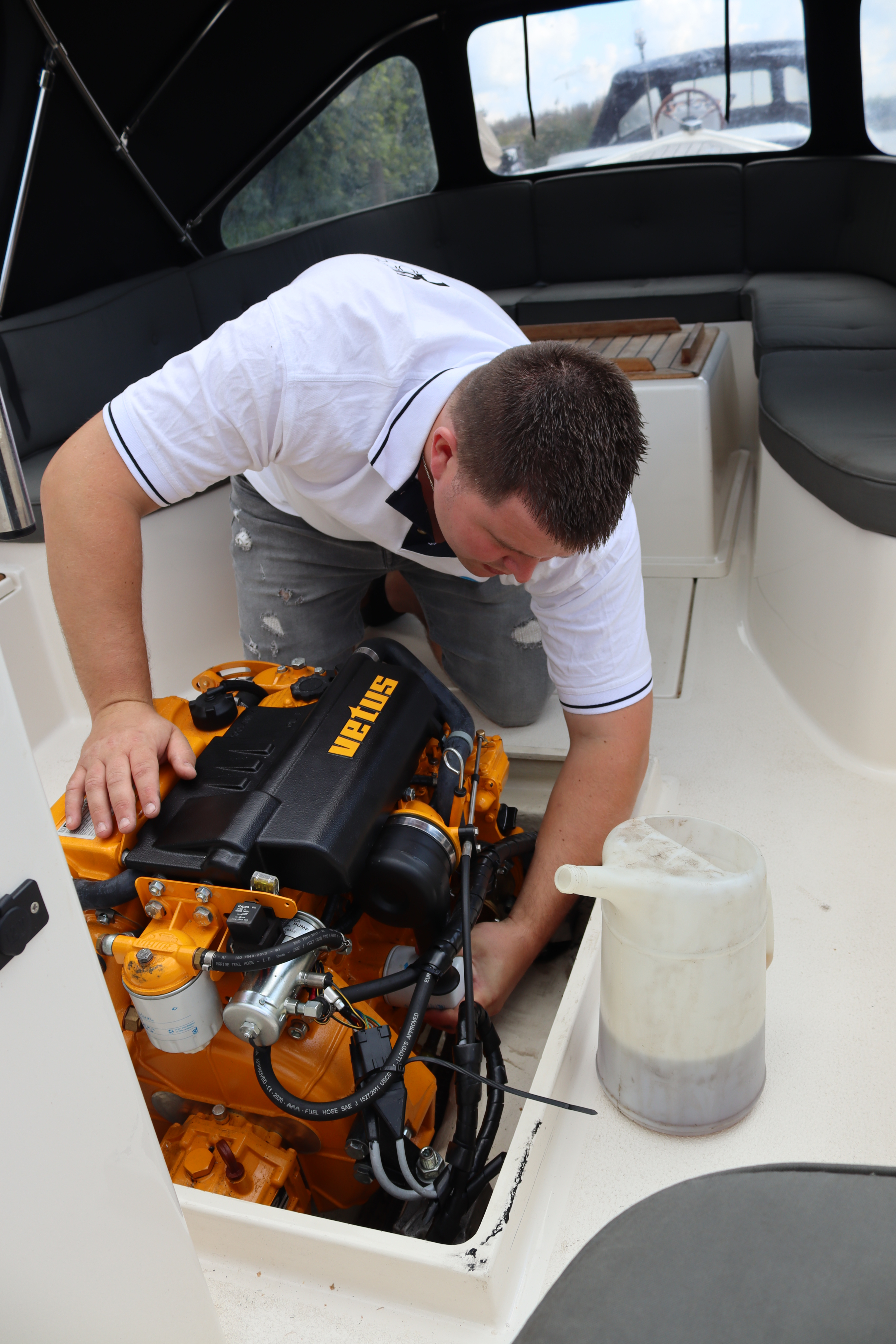 De Jong Jachtservice vervangt Vetus oliefilter