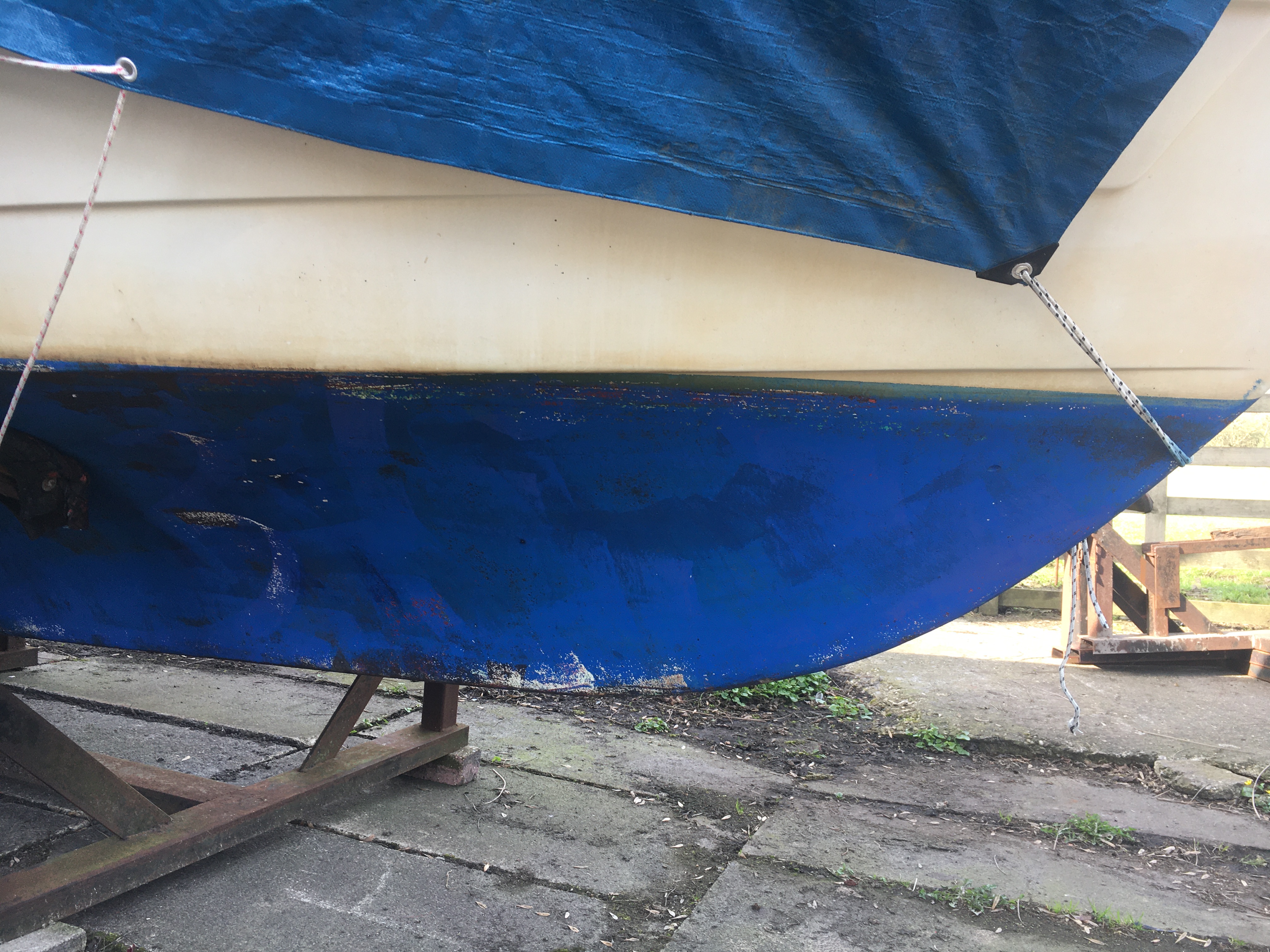 De Jong Jachtservice brengt nieuwe antifouling aan op deze spitsgatter