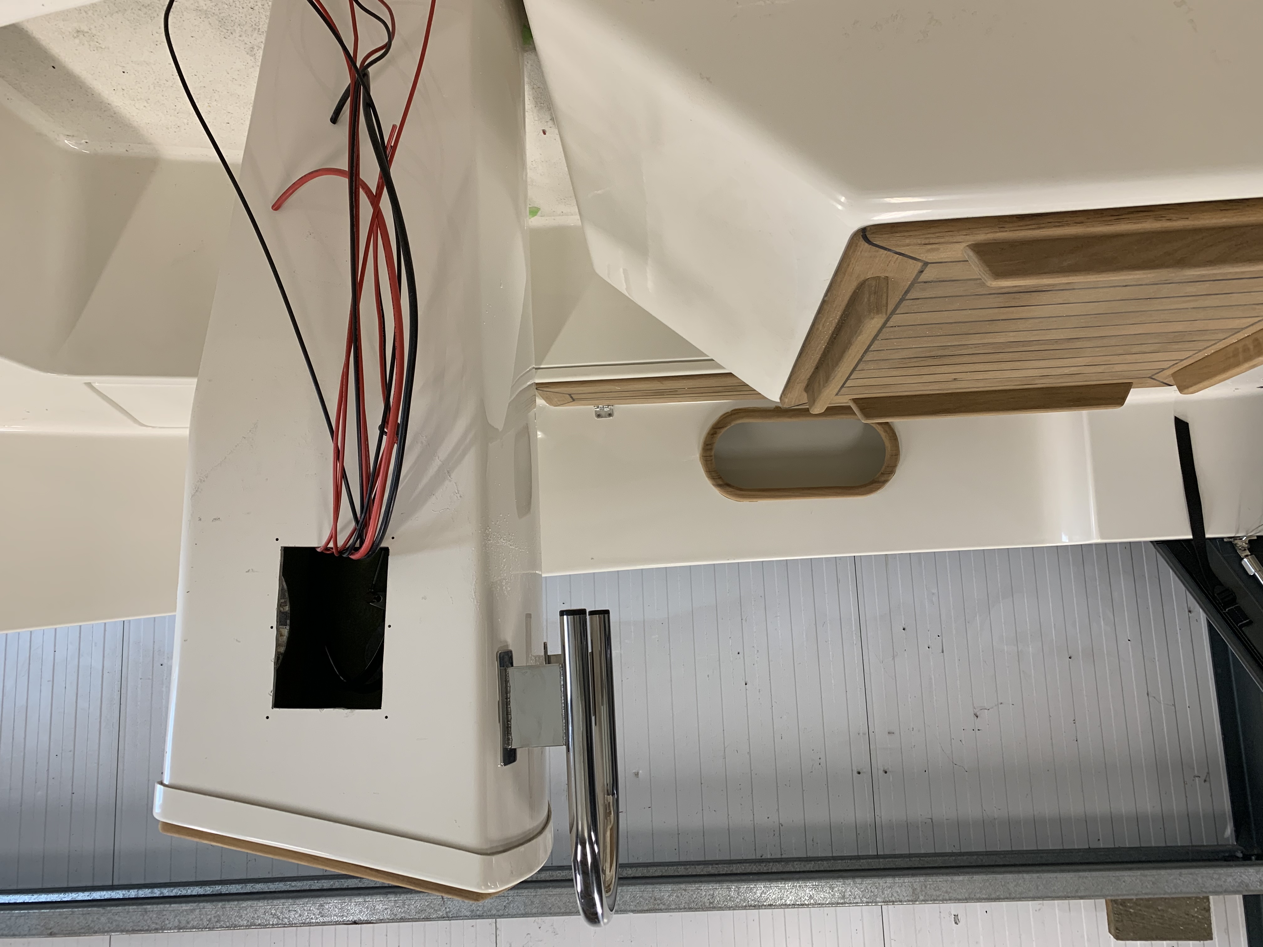 De Jong Jachtservice legt schakelpaneel aan in nieuwbouw sloep