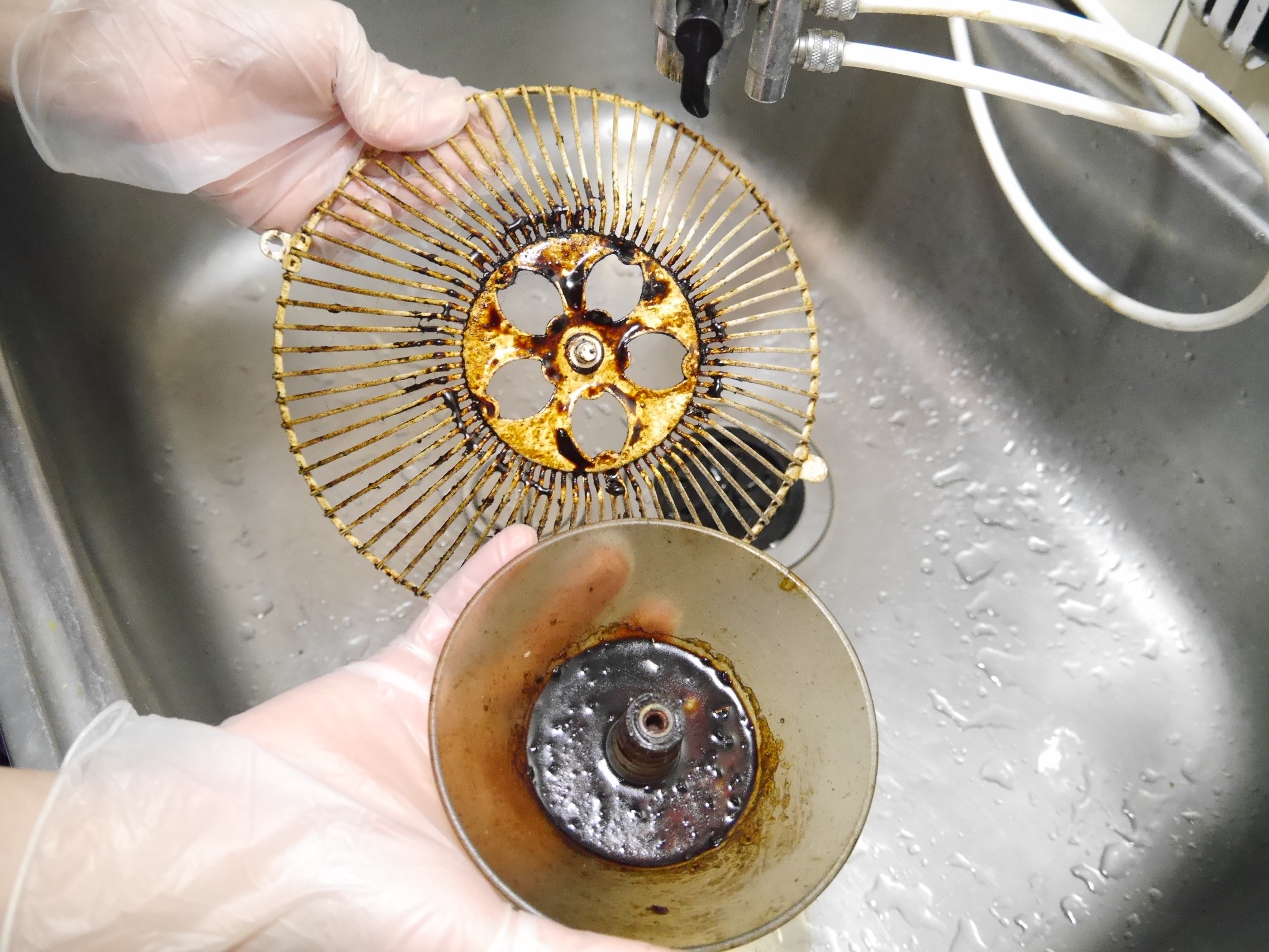 油煙囤積堵塞、滴油