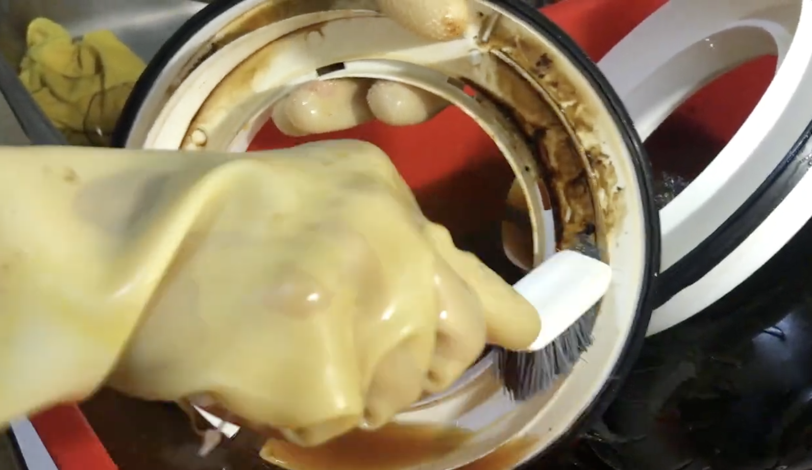 師傅手工刷洗全機澈底清潔