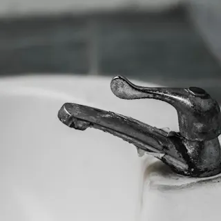 水龍頭陳年水垢清不掉