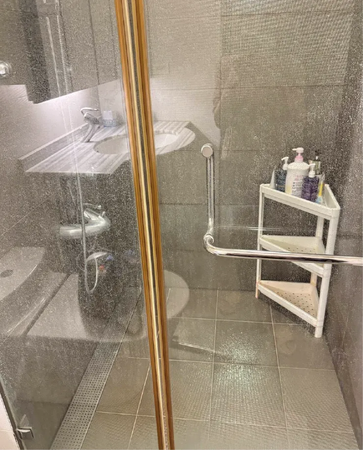 自己打掃浴室拉門陳年水垢很困擾