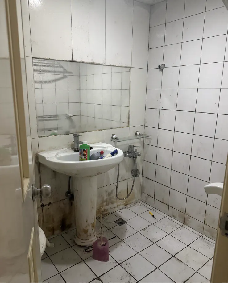 家裡比較潮濕，浴室只要兩天忘記清，牆壁就會有發霉的黑斑