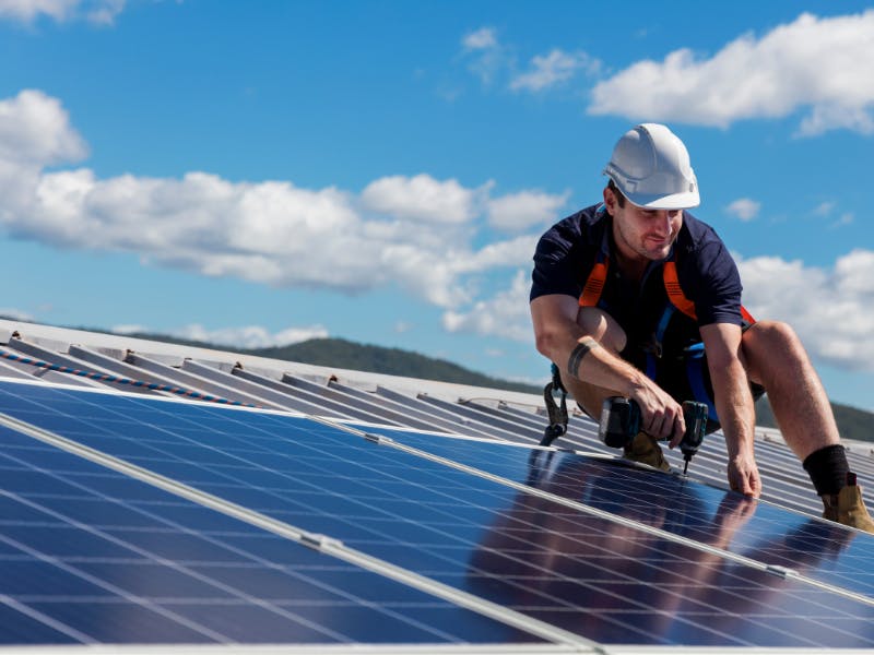 Wie Mag Zonnepanelen Installeren?