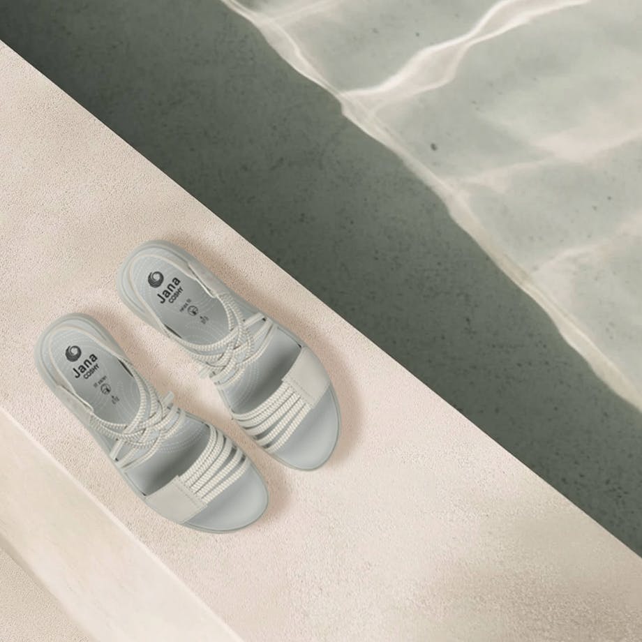 Graue Sandale am Pool