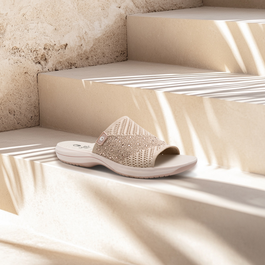 Pantolette mit Glitzersteinen auf einer Treppe platziert