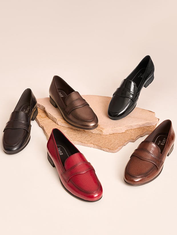 Fünf Loafer angeordnet auf einer Steinplatte