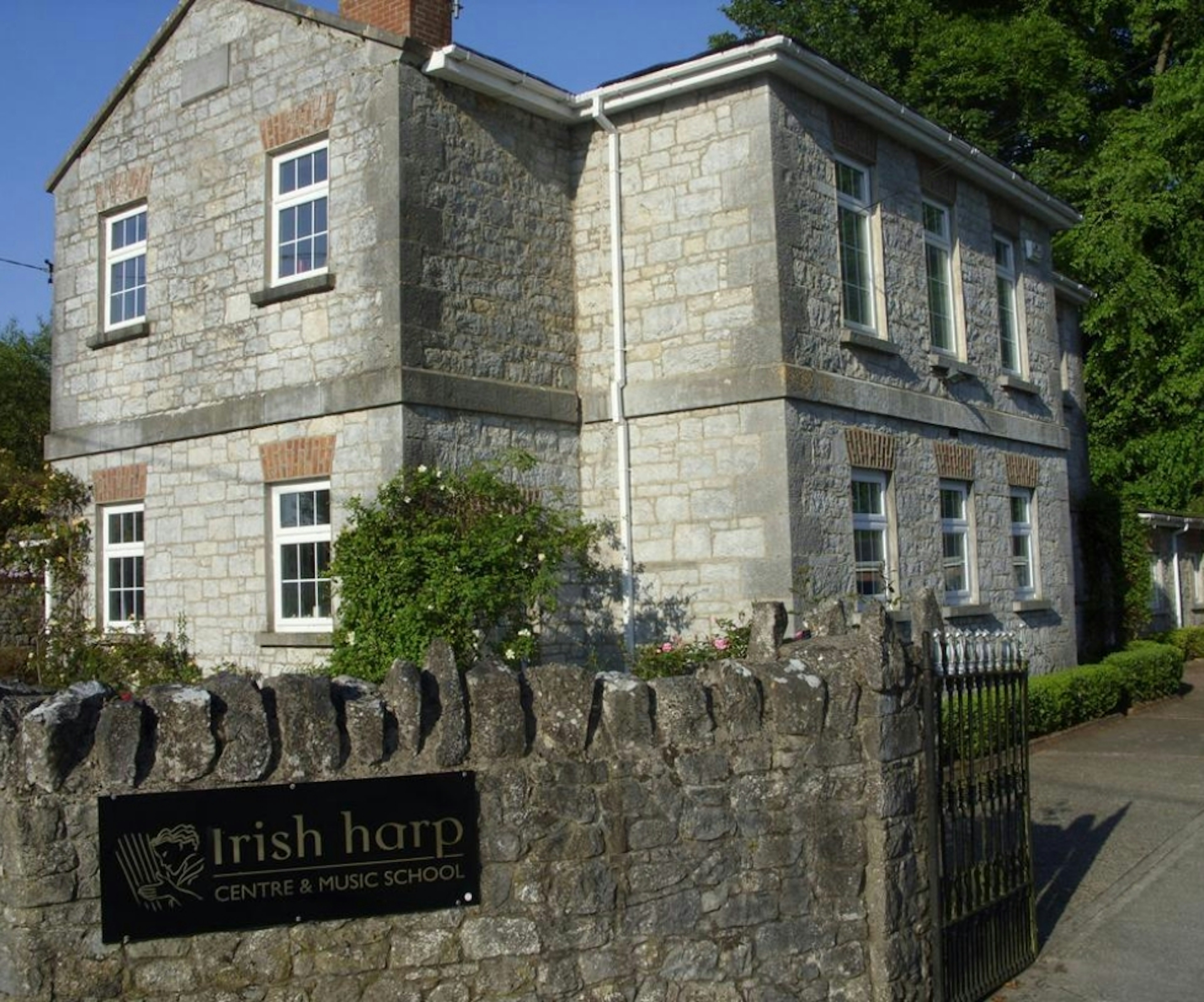 The Irish Harp Centre - House