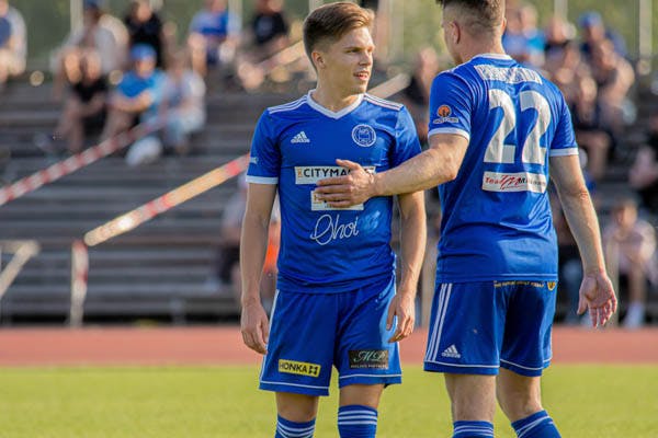 Näkyvyys JäPSin peliasussa. Mainos paidassa tai housuissa.